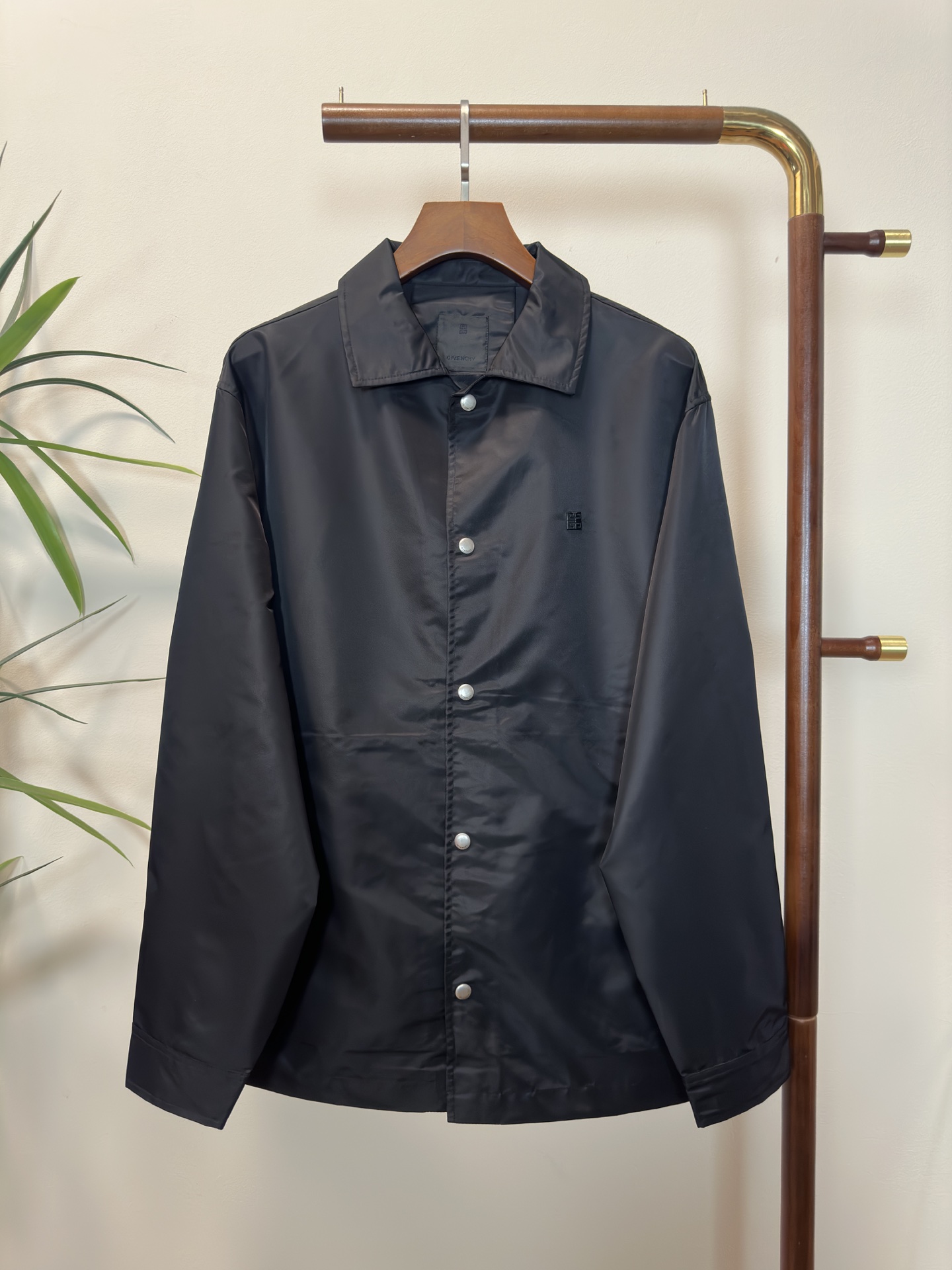 NO:133063,GVC Givenchy Top quality The same model on the official website, complete with three standards!  2025 spring and summer new men's jacket, fashionable and casual high-end version!  Customized fabrics for counters are breathable and comfortable, with impeccable details, and the brand element design concept reflects high quality. The feel is delicate and soft!  It is casually cut, with a great upper body style!  Code number M-3Xl.,,givenchy,jackets & coats,jackets & coats,alexander wang19860909GVC 纪梵希 顶级品质 官网同款,三标齐全！2025春夏新款男士夹克外套,时尚休闲高端版本！专柜定制面料 透气舒适度高,细节无可挑剔,品牌元素设计理念,体现高品质.手感细腻柔软！呈现休闲裁剪,上身版型超赞！码数M-3Xl .,,givenchy,jackets & coats,jackets & coats,alexander wang,Men's clothing