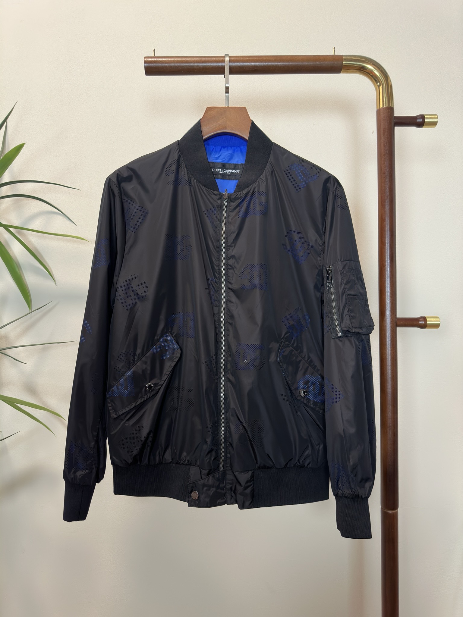 NO:133069,DG Dolce & Gabbana Top quality The same model on the official website, complete with three standards!  2025 spring and summer new men's jacket, fashionable and casual high-end version!  Customized fabrics for counters are breathable and comfortable, with impeccable details, and the brand element design concept reflects high quality. The feel is delicate and soft!  It is casually cut, with a great upper body style!  Code number M-3Xl.,Dolce&Gabbana,Dolce&Gabbana,jackets & coats,jackets & coats,alexander wang19860909DG 杜嘉班纳 顶级品质 官网同款,三标齐全！2025春夏新款男士夹克外套,时尚休闲高端版本！专柜定制面料 透气舒适度高,细节无可挑剔,品牌元素设计理念,体现高品质.手感细腻柔软！呈现休闲裁剪,上身版型超赞！码数M-3Xl .,,Dolce&Gabbana,Dolce&Gabbana,jackets & coats,jackets & coats,alexander wang,Men's clothing