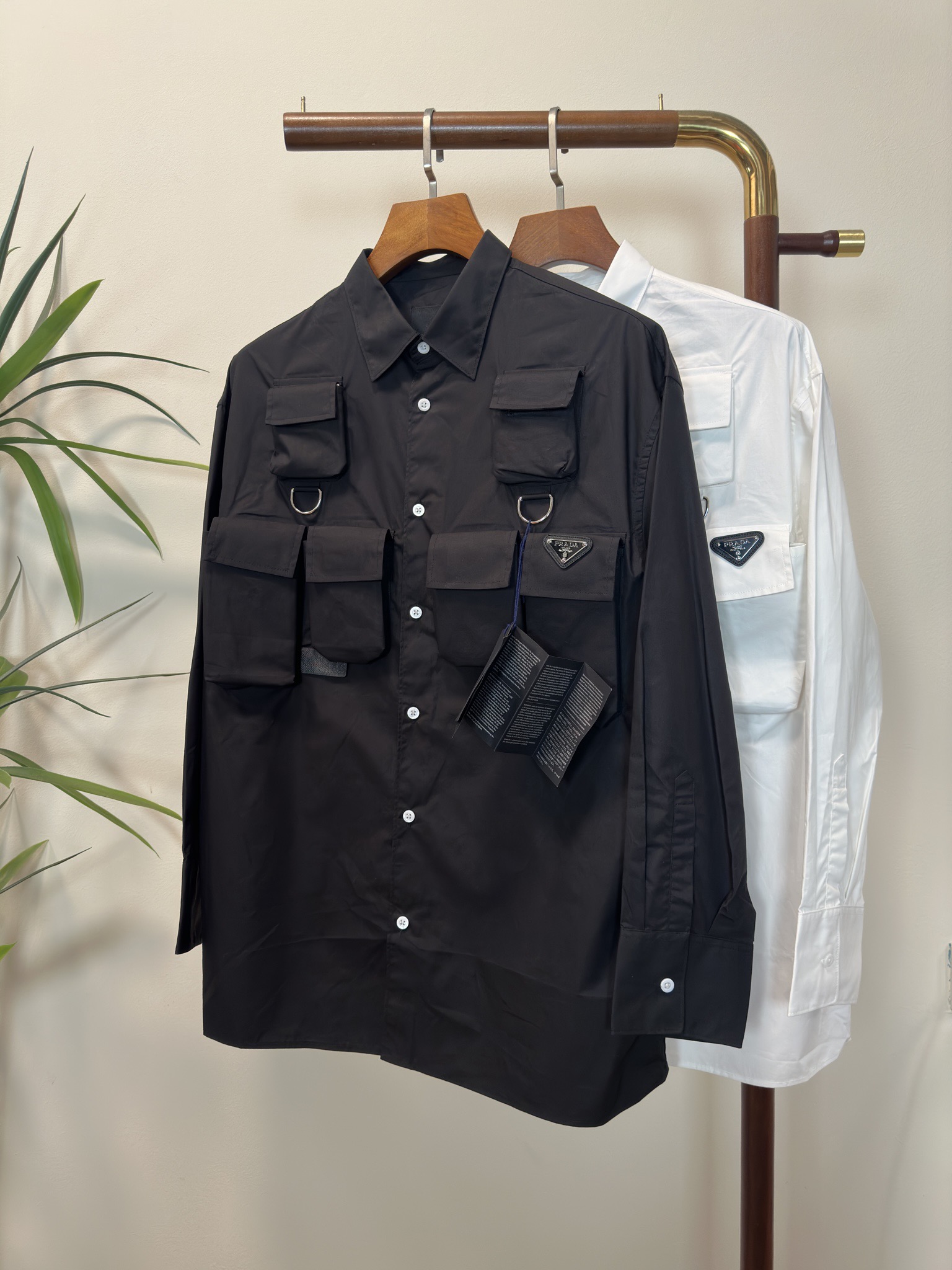 NO:133072,PRA Prada Top quality The same model on the official website, complete with three standards!  2025 spring and summer new men's jacket, fashionable and casual high-end version!  Customized fabrics for counters are breathable and comfortable, with impeccable details, and the brand element design concept reflects high quality. The feel is delicate and soft!  It is casually cut, with a great upper body style!  Code number M-3Xl.,,prada,prada,jackets & coats,jackets & coats,alexander wang19860909PRA 普拉达 顶级品质 官网同款,三标齐全！2025春夏新款男士夹克外套,时尚休闲高端版本！专柜定制面料 透气舒适度高,细节无可挑剔,品牌元素设计理念,体现高品质.手感细腻柔软！呈现休闲裁剪,上身版型超赞！码数M-3Xl .,,prada,prada,jackets & coats,jackets & coats,alexander wang,Men's clothing