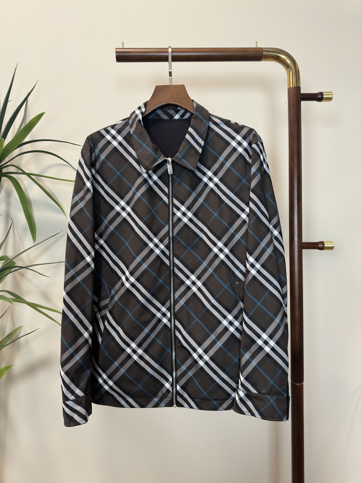 NO:133075,BBR Burberry's top quality, the same model on the official website, complete with three standards!  2025 spring and summer new men's jacket, fashionable and casual high-end version!  Customized fabrics for counters are breathable and comfortable, with impeccable details, and the brand element design concept reflects high quality. The feel is delicate and soft!  It is casually cut, with a great upper body style!  Code number M-3Xl.,,burberry,jackets & coats,jackets & coats,alexander wang19860909BBR 巴宝莉顶级品质 官网同款,三标齐全！2025春夏新款男士夹克外套,时尚休闲高端版本！专柜定制面料 透气舒适度高,细节无可挑剔,品牌元素设计理念,体现高品质.手感细腻柔软！呈现休闲裁剪,上身版型超赞！码数M-3Xl .,,burberry,jackets & coats,jackets & coats,alexander wang,Men's clothing