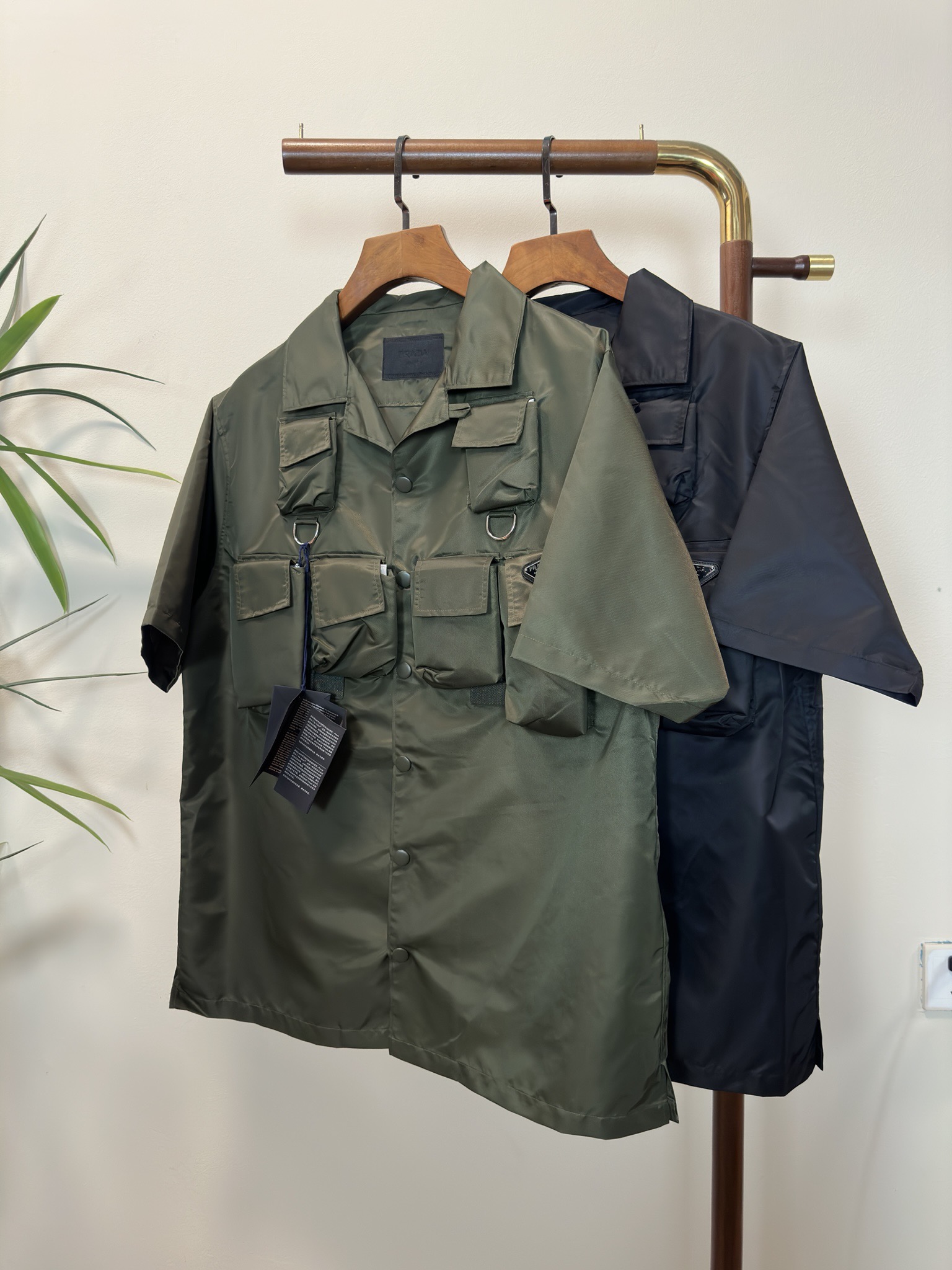 NO:133074,PRA Prada Top quality The same model on the official website, complete with three standards!  2025 spring and summer new men's short-sleeved fashion and casual high-end version!  Customized fabrics for counters are breathable and comfortable, with impeccable details, and the brand element design concept reflects high quality. The feel is delicate and soft!  It is casually cut, with a great upper body style!  Code number M-3Xl.,,prada,prada,T-shirt,alexander wang19860909PRA 普拉达 顶级品质 官网同款,三标齐全！2025春夏新款男士短袖 时尚休闲高端版本！专柜定制面料 透气舒适度高,细节无可挑剔,品牌元素设计理念,体现高品质.手感细腻柔软！呈现休闲裁剪,上身版型超赞！码数M-3Xl .,,prada,prada,T-shirt,alexander wang,Men's clothing