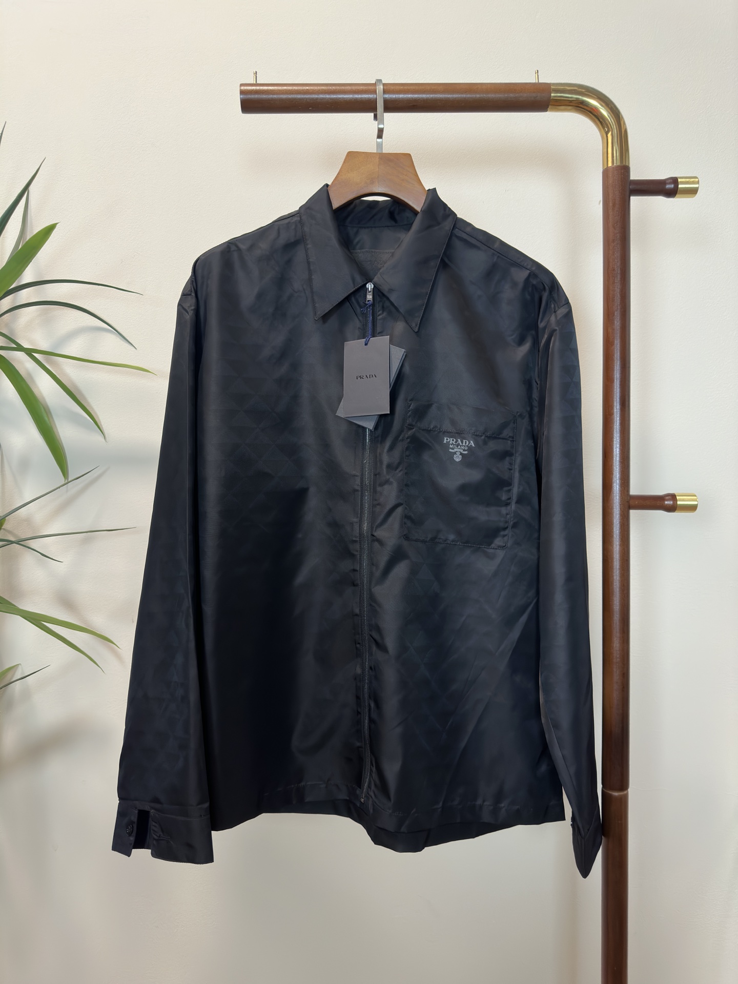 NO:133077,PRA Prada Top quality The same model on the official website, complete with three standards!  2025 spring and summer new men's jacket, fashionable and casual high-end version!  Customized fabrics for counters are breathable and comfortable, with impeccable details, and the brand element design concept reflects high quality. The feel is delicate and soft!  It is casually cut, with a great upper body style!  Code number M-3Xl.,,prada,prada,jackets & coats,jackets & coats,alexander wang19860909PRA 普拉达 顶级品质 官网同款,三标齐全！2025春夏新款男士夹克外套,时尚休闲高端版本！专柜定制面料 透气舒适度高,细节无可挑剔,品牌元素设计理念,体现高品质.手感细腻柔软！呈现休闲裁剪,上身版型超赞！码数M-3Xl .,,prada,prada,jackets & coats,jackets & coats,alexander wang,Men's clothing