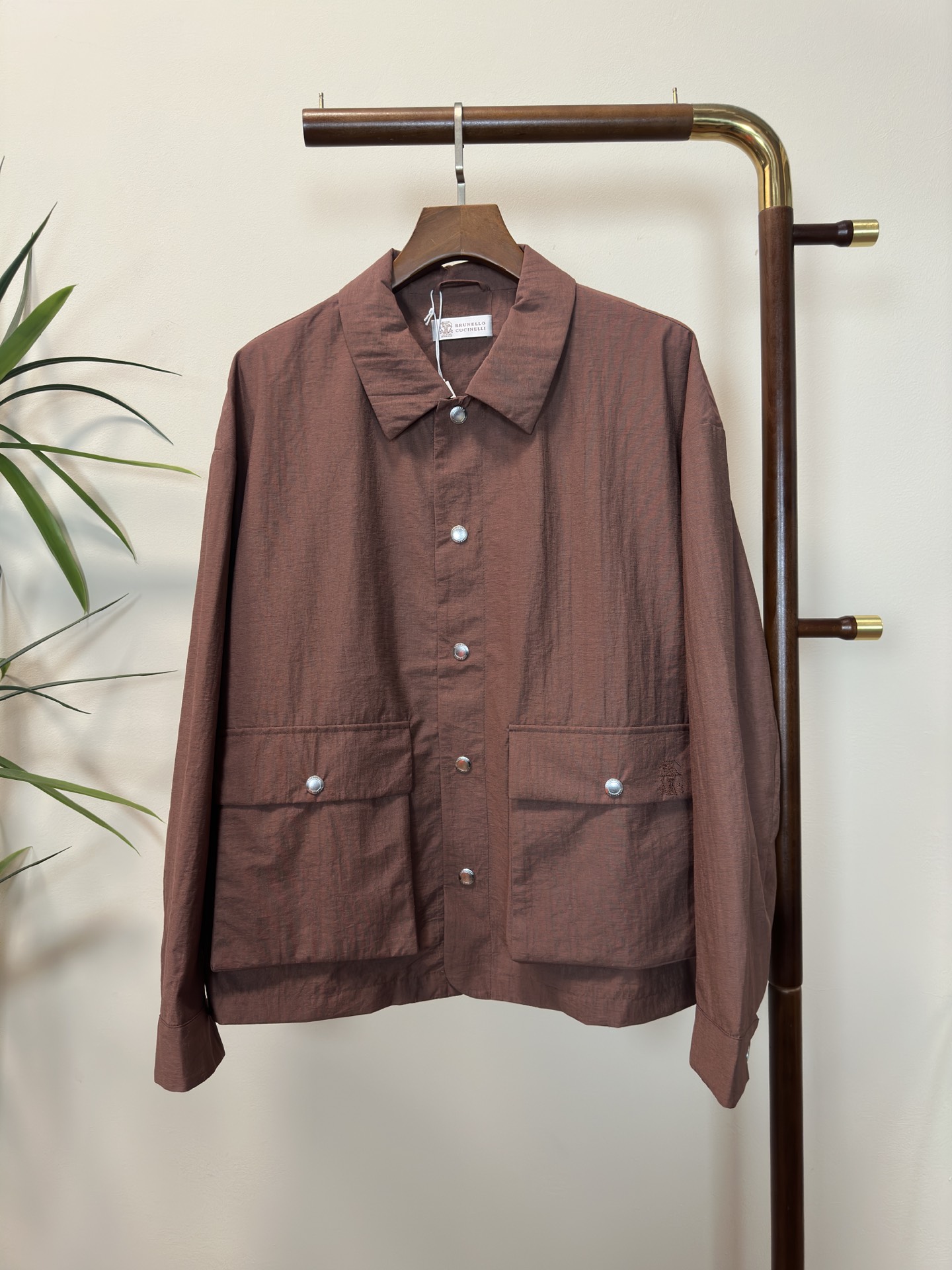 NO:133079,LP Lao Qian Top Quality The same model on the official website, complete with three standards!  2025 spring and summer new men's jacket, fashionable and casual high-end version!  Customized fabrics for counters are breathable and comfortable, with impeccable details, and the brand element design concept reflects high quality. The feel is delicate and soft!  It is casually cut, with a great upper body style!  Code number M-3Xl.,,loro piana,jackets & coats,jackets & coats,alexander wang19860909LP 老钱 顶级品质 官网同款,三标齐全！2025春夏新款男士夹克外套,时尚休闲高端版本！专柜定制面料 透气舒适度高,细节无可挑剔,品牌元素设计理念,体现高品质.手感细腻柔软！呈现休闲裁剪,上身版型超赞！码数M-3Xl .,,loro piana,jackets & coats,jackets & coats,alexander wang,Men's clothing