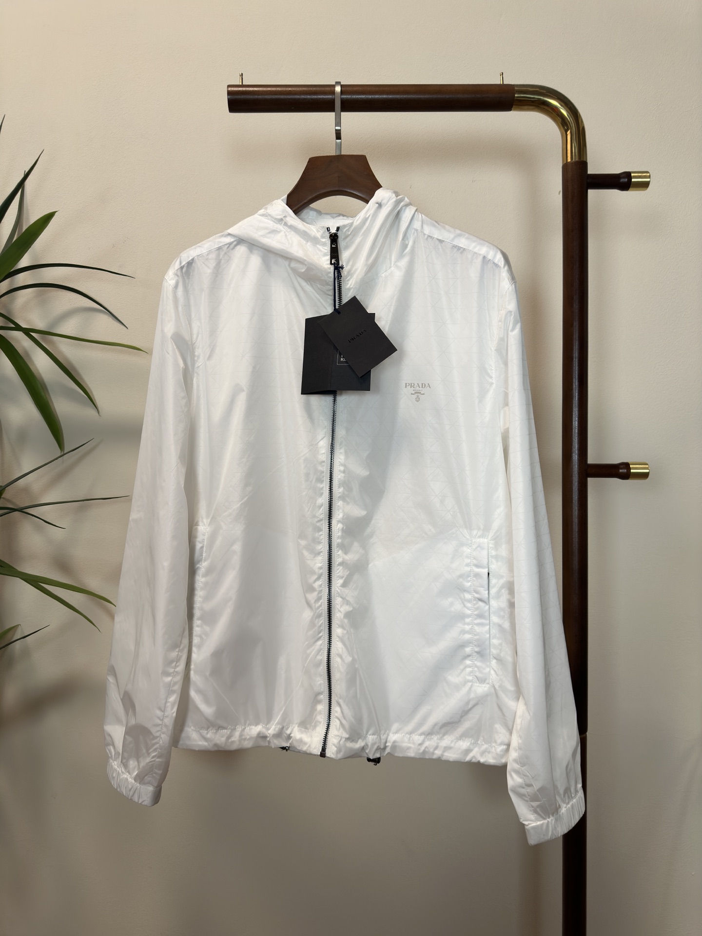 NO:134626,PRA Prada Top quality The same model on the official website, complete with three standards!  2025 spring and summer new men's jacket, fashionable and casual high-end version!  Customized fabrics for counters are breathable and comfortable, with impeccable details, and the brand element design concept reflects high quality. The feel is delicate and soft!  It is casually cut, with a great upper body style!  Code number M-3Xl.,,prada,prada,jackets & coats,jackets & coats,alexander wang19860909PRA 普拉达 顶级品质 官网同款,三标齐全！2025春夏新款男士夹克外套,时尚休闲高端版本！专柜定制面料 透气舒适度高,细节无可挑剔,品牌元素设计理念,体现高品质.手感细腻柔软！呈现休闲裁剪,上身版型超赞！码数M-3Xl .,,prada,prada,jackets & coats,jackets & coats,alexander wang,Men's clothing