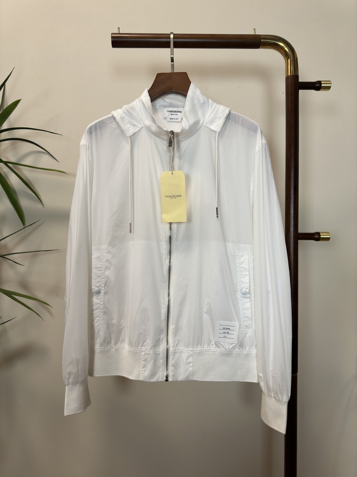 NO:133081,TB Tom Top Quality The same model on the official website, complete with three standards!  2025 spring and summer new men's jacket, fashionable and casual high-end version!  Customized fabrics for counters are breathable and comfortable, with impeccable details, and the brand element design concept reflects high quality. The feel is delicate and soft!  It is casually cut, with a great upper body style!  Code number M-3Xl.,,jackets & coats,jackets & coats,alexander wang19860909TB 汤姆 顶级品质 官网同款,三标齐全！2025春夏新款男士夹克外套,时尚休闲高端版本！专柜定制面料 透气舒适度高,细节无可挑剔,品牌元素设计理念,体现高品质.手感细腻柔软！呈现休闲裁剪,上身版型超赞！码数M-3Xl .,,jackets & coats,jackets & coats,alexander wang,Men's clothing