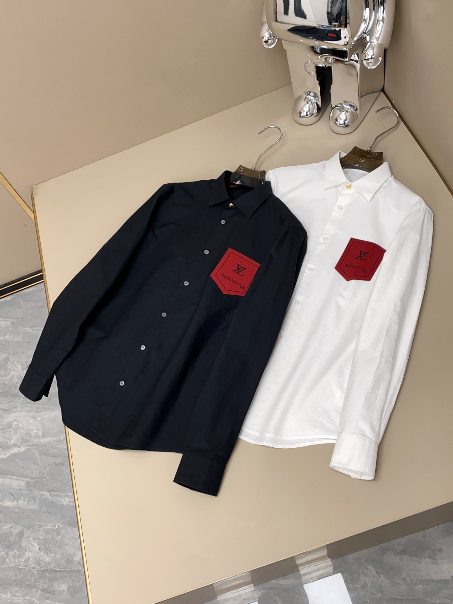 细节: 客供进口的埃及纯棉面料，选用光照极好的上等棉花原料，经过英格兰百年工坊定织定染而成，继重磅酵素洗