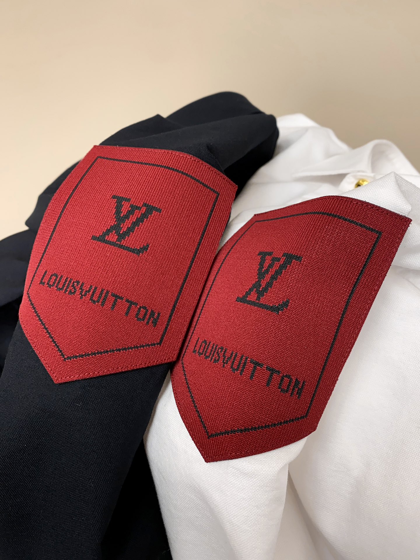 细节: 客供进口的埃及纯棉面料，选用光照极好的上等棉花原料，经过英格兰百年工坊定织定染而成，继重磅酵素洗