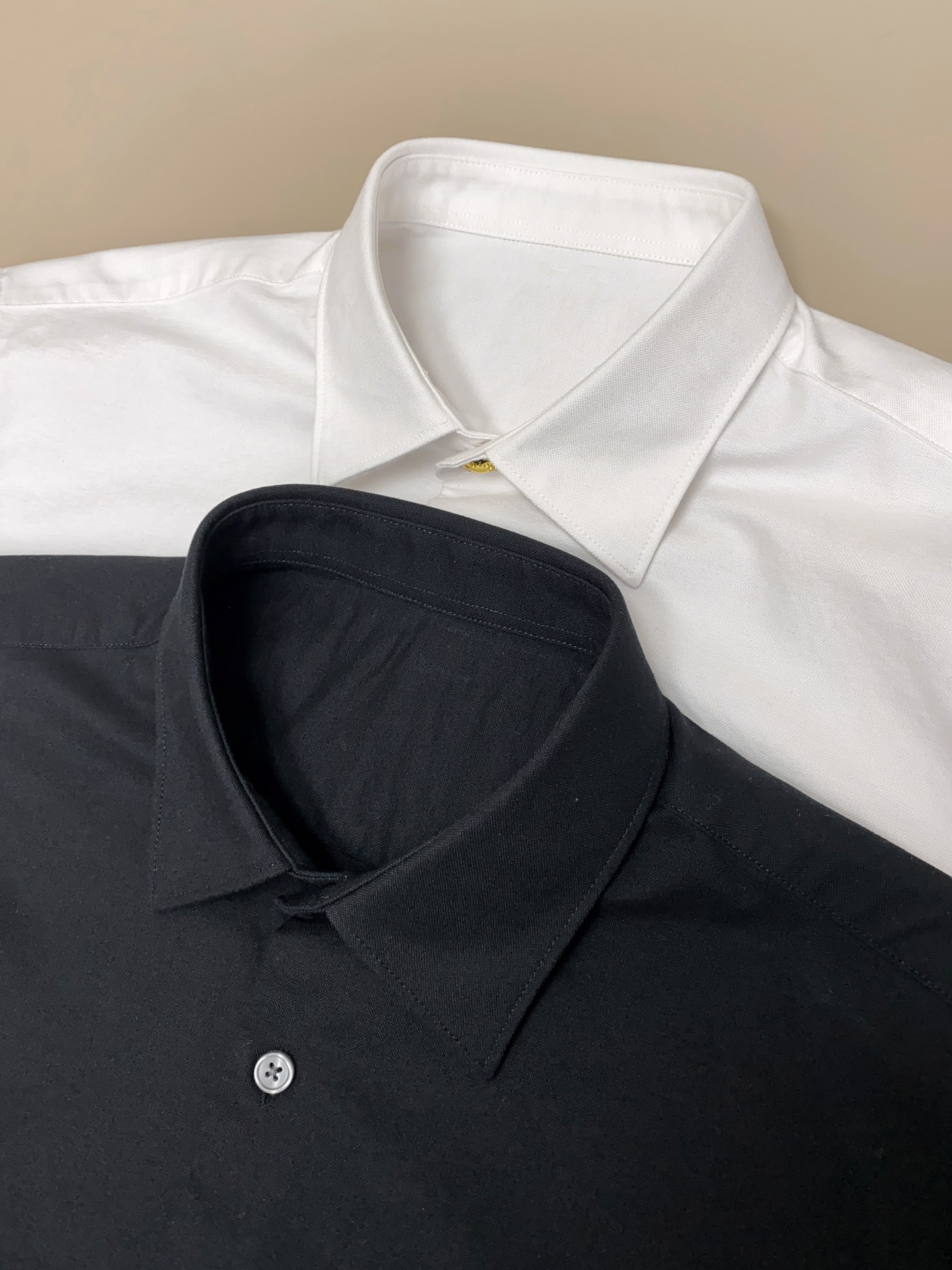 细节: 客供进口的埃及纯棉面料，选用光照极好的上等棉花原料，经过英格兰百年工坊定织定染而成，继重磅酵素洗