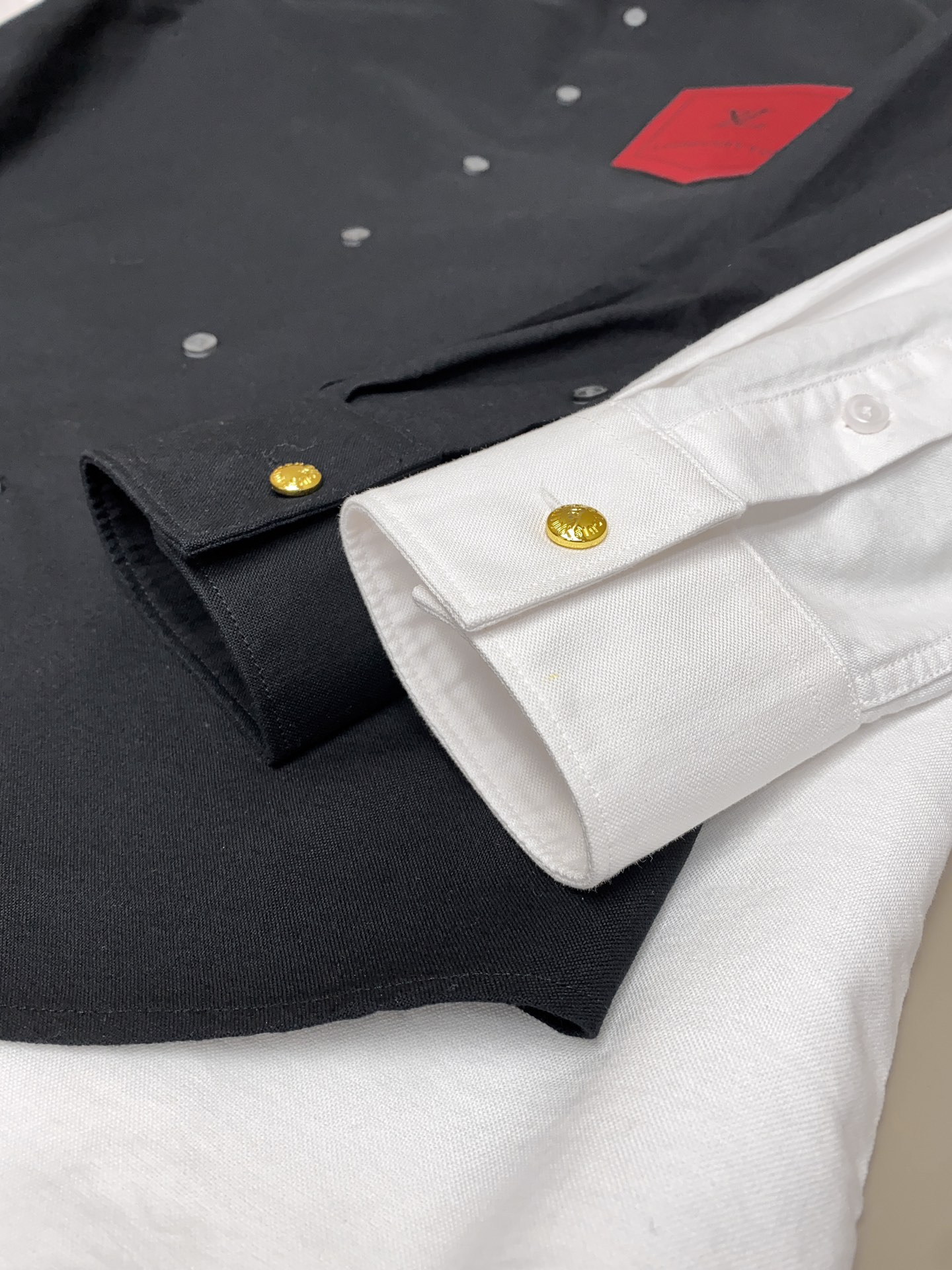 细节: 客供进口的埃及纯棉面料，选用光照极好的上等棉花原料，经过英格兰百年工坊定织定染而成，继重磅酵素洗