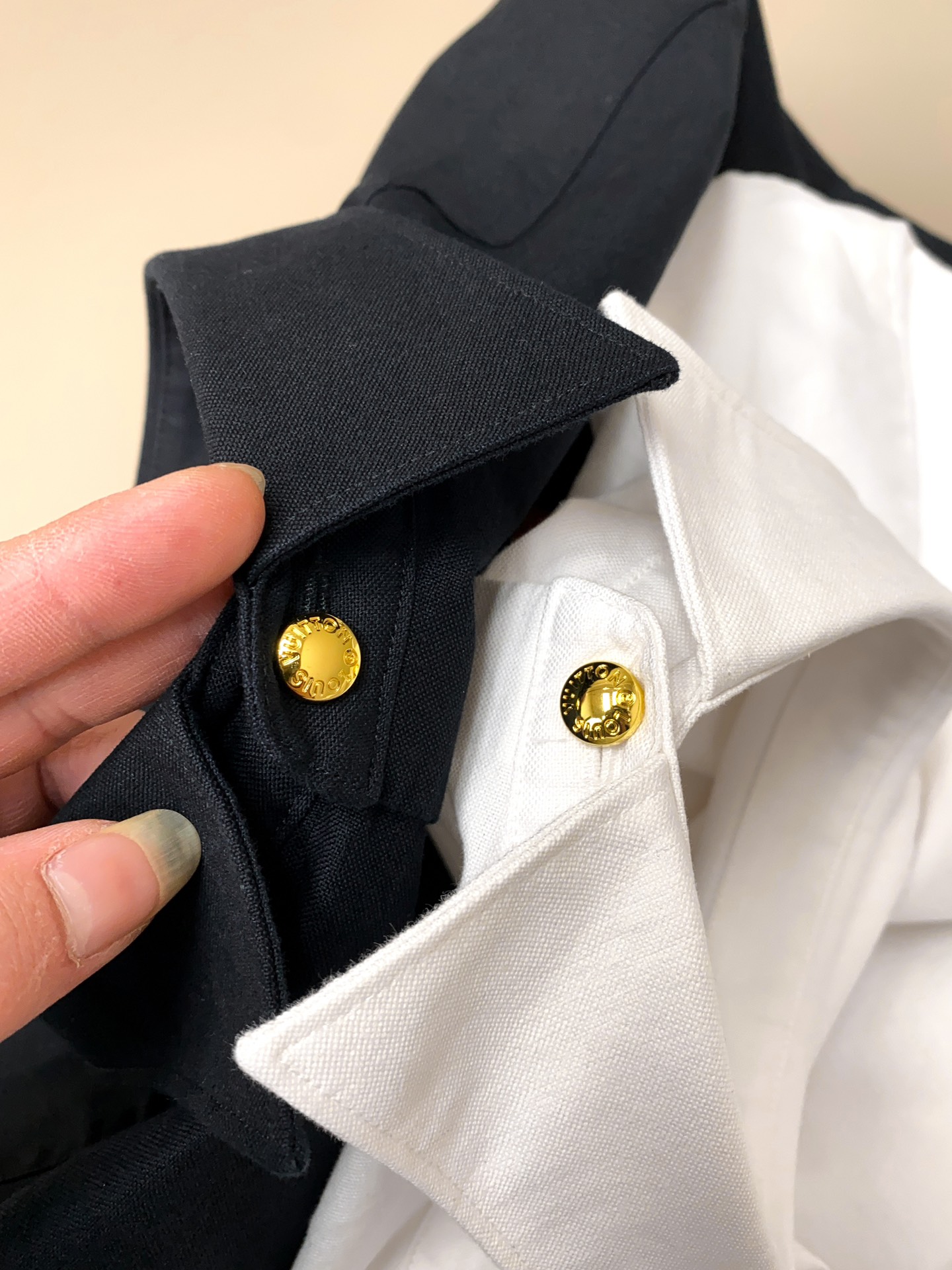 细节: 客供进口的埃及纯棉面料，选用光照极好的上等棉花原料，经过英格兰百年工坊定织定染而成，继重磅酵素洗