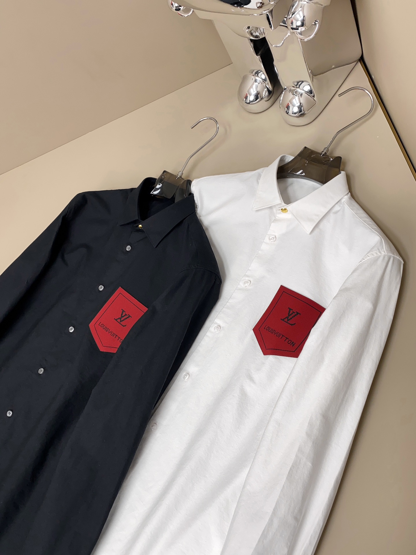 细节: 客供进口的埃及纯棉面料，选用光照极好的上等棉花原料，经过英格兰百年工坊定织定染而成，继重磅酵素洗