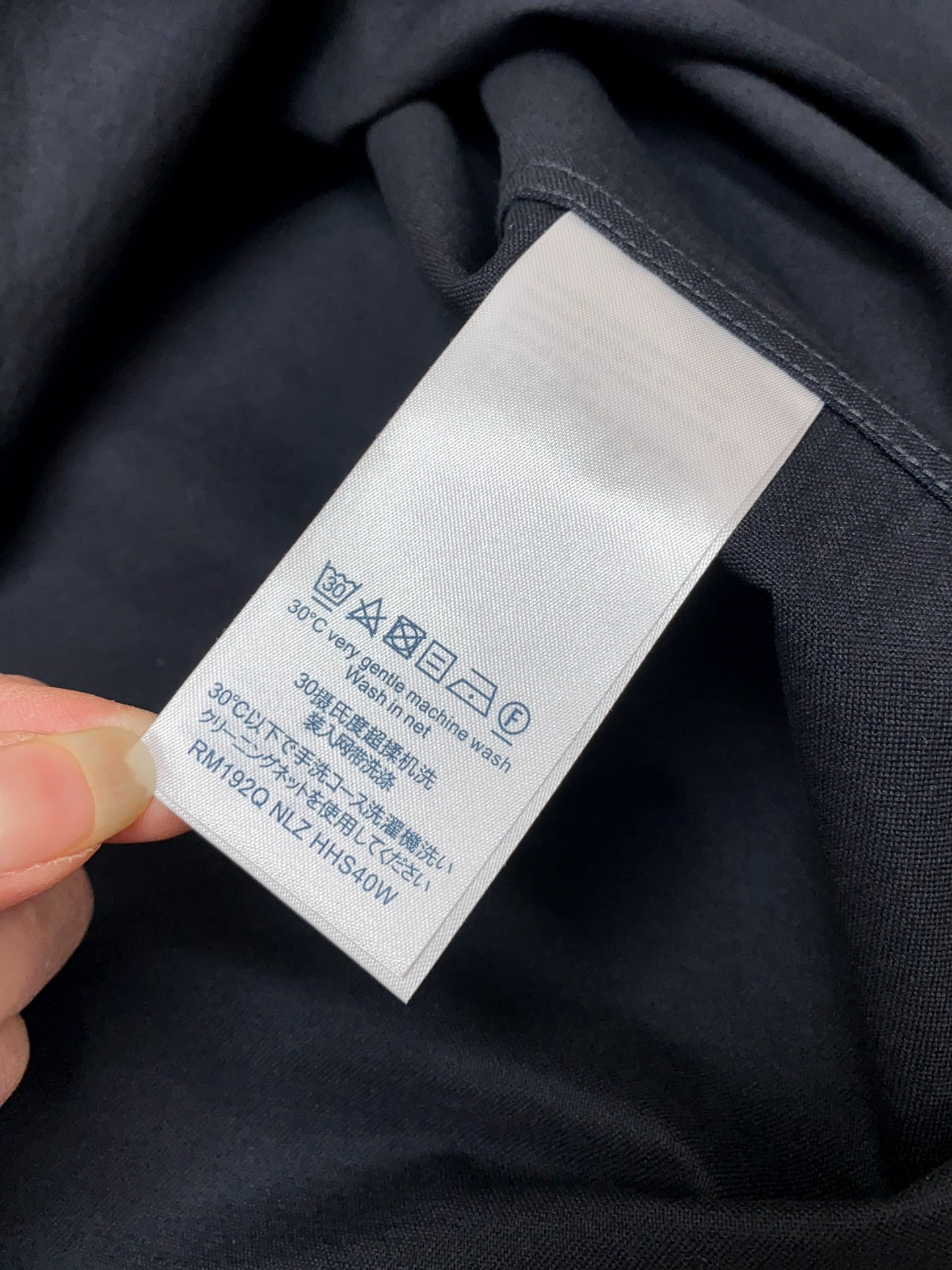 细节: 客供进口的埃及纯棉面料，选用光照极好的上等棉花原料，经过英格兰百年工坊定织定染而成，继重磅酵素洗