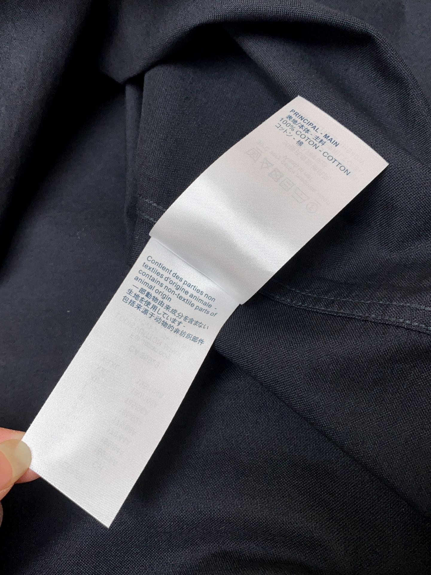 细节: 客供进口的埃及纯棉面料，选用光照极好的上等棉花原料，经过英格兰百年工坊定织定染而成，继重磅酵素洗