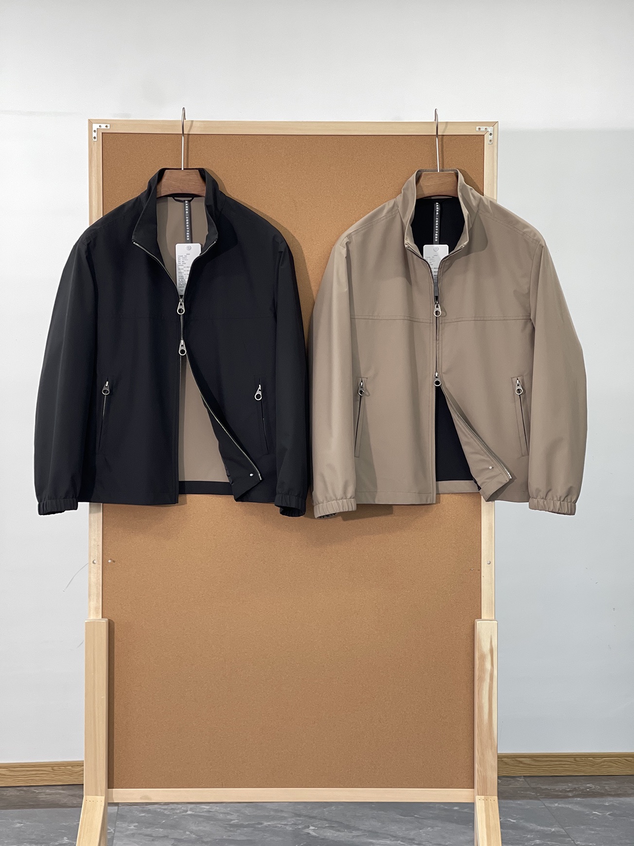 NO:131437,New# LP Home 25ss Spring New Style Official Website The same high-density three-proof outdoor fabric for men's stand-up collar zipper placket jacket for the entire fashion circle, LP Home is definitely one of the best in terms of status and professional level. It focuses on in-depth research on fabrics, and has used skillful professional manufacturing technology in the early stage. The overall beauty of simple lines and practicality to adapt to the season. Every new product created is full of unique charm. The fabric is made of imported renewable polyester fiber (the base layer of fabric, the lining component polyester fiber) ingredients. Customized high-density technology wind-resistant and wear-resistant fabrics, with a smooth surface and a glossy texture, tear resistance and scratch resistance, wind and water repellency, making it an ideal item for urban outdoor travel!  Environmentally friendly technology-based fabrics are thinner and transparent in texture than other fabrics. At the same time, they also strive to create soft and smooth quick-drying technology-based fabrics. The breathability and convenience are naturally no problem, and they also have certain wrinkle resistance and dirt resistance, greatly reducing the convenience of daily care and storage in daily life. In addition, the light fine twill formed by the surface through textile technology also has different light sense under the irradiation of different lights, and the added activity makes the fabric no longer monotonous!  The classic stand-alone jacket has a very strong plasticity in the face, showing a sense of fashion and energy. The details of the zipper cannot be missed. It uses an exclusive open mold customization process, and is pressed in one piece, with a smooth surface and full texture. It can be perfectly controlled both in business and leisure, which is also the charm of this basic item!  !  This model has also pushed it to the extreme. It has a minimalist style structure, atmospheric, natural, and high recognition. There is no doubt about the upper body. The matching performance is undoubtedly. Moreover, this conventional model has high quality requirements that better represent your understanding of a brand and a self-disclosure of fashion. In the eyes of friends, you must be a trendy person who knows how to match and is also a very authoritative person in the fashion field, highlighting your superb trend aesthetic!  !  Color black, brown [Size] M-3XL model FSHK8816 M size shoulder width 50.8cm bust 118cm length 63.5cm sleeve length 57.5cm L size shoulder width 52cm bust 122cm length 65cm sleeve length 59cm XL size shoulder width 53.2cm bust 126cm length 66.5cm sleeve length 60.5cm XXL size shoulder width 54.4cm bust 130cm length 67.5cm sleeve length 61cm 3XL size shoulder width 55.6cm bust 134cm length 68.5cm sleeve length 61cm, loro piano, jackets & coats, jackets & coats, alexander wang19860909New# LP家 25ss春季新款官网同款高密三防户外面料男士立领拉链门襟夹克外套 对整个时尚圈来说,LP家的地位跟专业级别绝对是能算得上数一数二的,专注在面料上的深入研究,以及早期开始便使用娴熟的专业制造技术,整体具有简约线条的美感跟适应季节的实用性,打造出的每一款新品都富有独特的魅力. 面料采用进口可再生聚酯纤维（面料底层聚酯纤维,里布成分聚酯纤维）成分打造,定制的高密度科技防风耐磨面料,表面光洁并且自带光泽质感,抗撕裂防刮性与抗风拒水效果都相当出色,是都市户外出行皆宜的理想单品！环保科技型面料质地上比其他面料更加轻薄、通透,同时也竭力打造出柔和顺滑的速干型科技面料,透气性跟便捷性自然不在话下,还具有一定的抗皱性与耐脏度,大大减少了日常中的打理与保存便捷性.此外表面通过纺织工艺形成的淡淡细斜纹,在不同光线的照射下也具有不同的光感,增添的活性让面料不再单调！ 经典立领夹克版型剪裁设计,着身可塑性极强,倍显时尚感与精气神儿.拉链细节更是不能放过,采用独家开模定做工艺,一体压制成型,表面光洁,质感十足.商务休闲都可以完美的驾驭,这也是这种基础单品的魅力所在！！更是将此款推向了极致,极简的风格构造,大气,自然,辨识度高,上身绝对不会出错,搭配性能更是毫无疑问,并且这种常规款,高品质的要求更能代表你对于一个品牌的认知,也是一种对于时尚的自我彰显,在朋友眼中,你必然是一个很懂得搭配的潮人也是在潮流领域相当权威的人,凸显自己的高超的潮流审美！！ 颜色黑色、咖色【尺码】M-3XL 款号FSHK8816 M码肩宽50.8cm胸围118cm 衣长63.5cm袖长57.5cm L码 肩宽52cm 胸围122cm衣长65cm袖长59cm XL码肩宽53.2cm 胸围126cm衣长66.5cm袖长60.5cm XXL码肩宽54.4cm 胸围130cm衣长67.5cm 袖长61cm 3XL码肩宽55.6cm 胸围134cm衣长68.5cm袖长61.5cm,,loro piana,jackets & coats,jackets & coats,alexander wang,Men's clothing