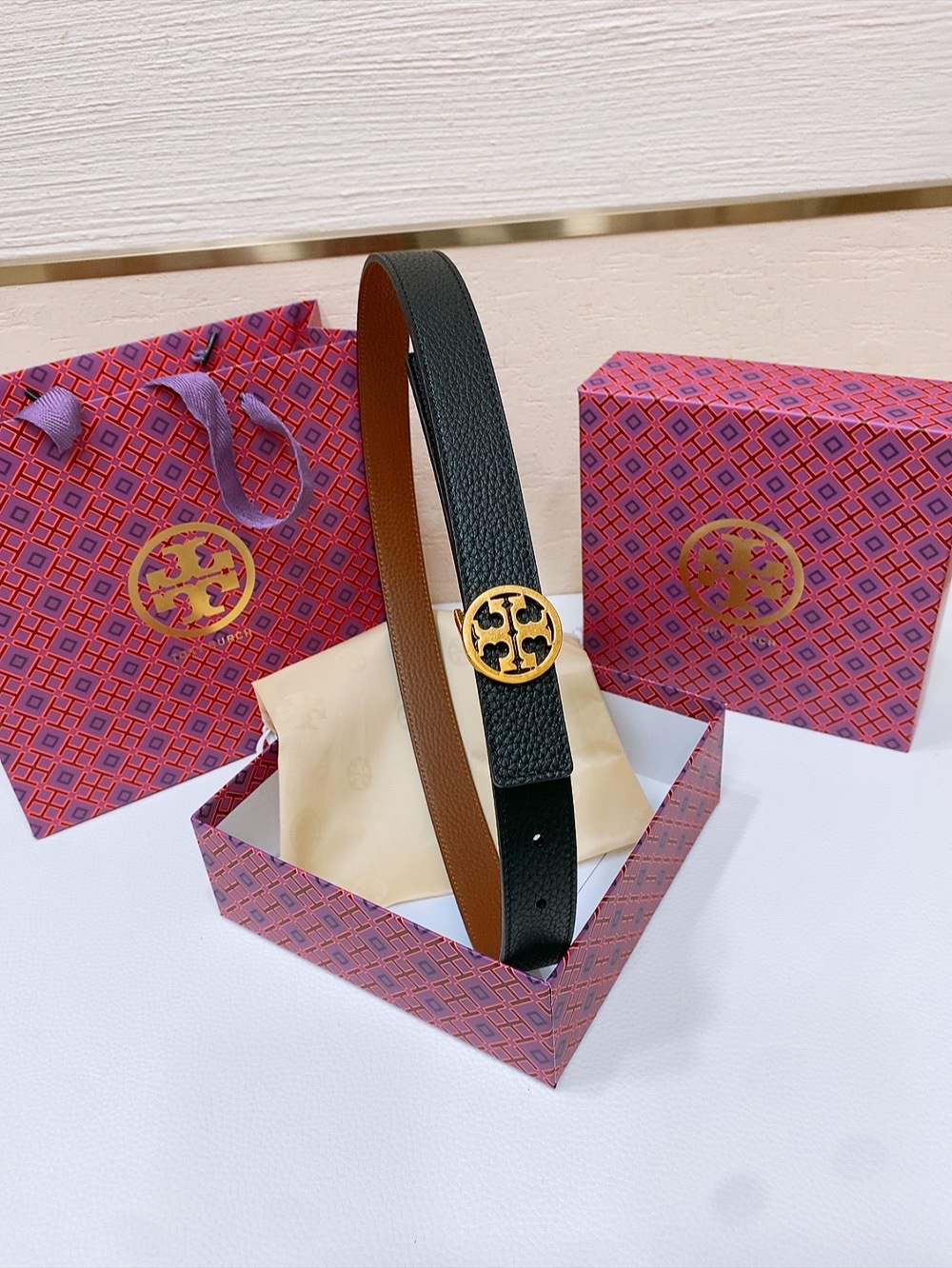 
TOPY BURCH  Miller 双面腰带，装饰标志性的双 T Logo，正反面以不同的颜色诠释，