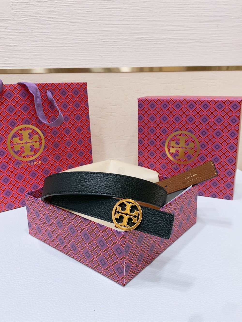 
TOPY BURCH  Miller 双面腰带，装饰标志性的双 T Logo，正反面以不同的颜色诠释，