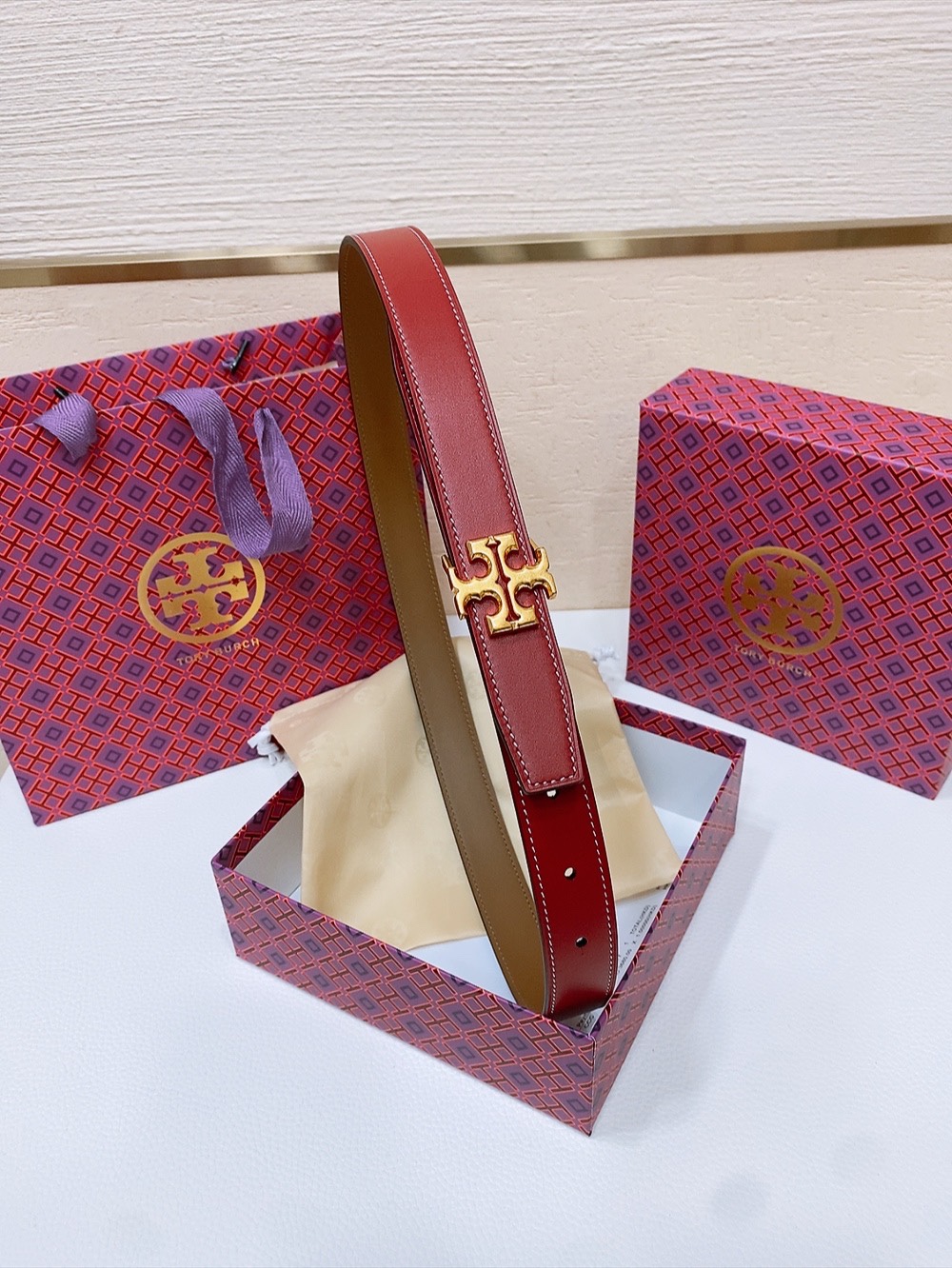 
TOPY BURCH  Miller 双面腰带，装饰标志性的双 T Logo，正反面以不同的颜色诠释，
