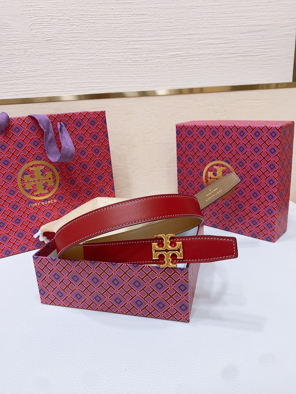 
TOPY BURCH  Miller 双面腰带，装饰标志性的双 T Logo，正反面以不同的颜色诠释，