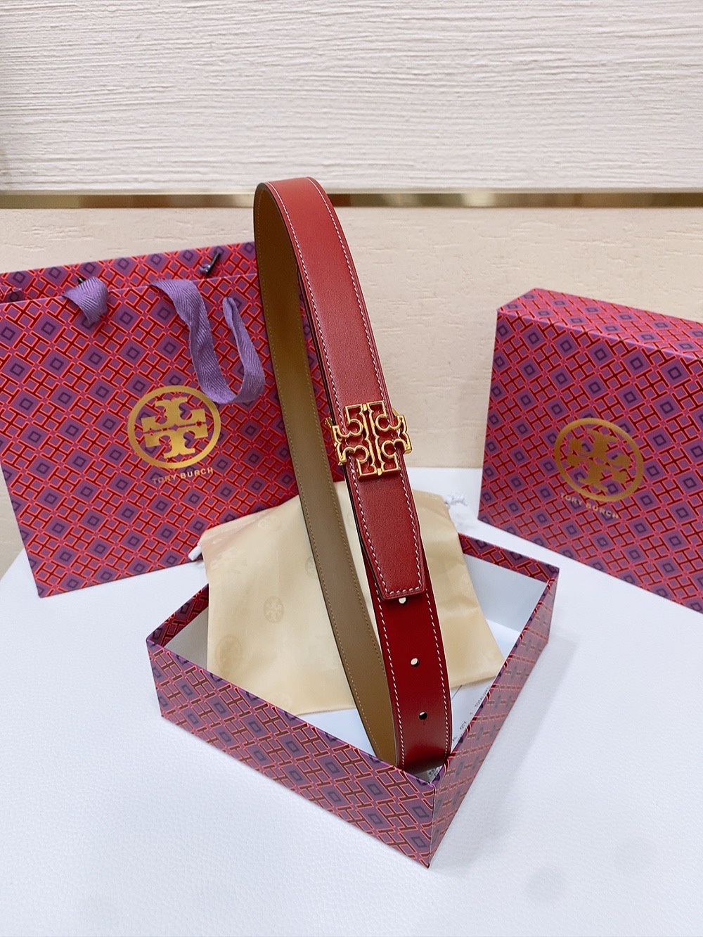 
TOPY BURCH  Miller 双面腰带，装饰标志性的双 T Logo，正反面以不同的颜色诠释，