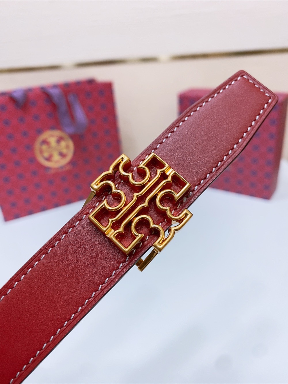 
TOPY BURCH  Miller 双面腰带，装饰标志性的双 T Logo，正反面以不同的颜色诠释，