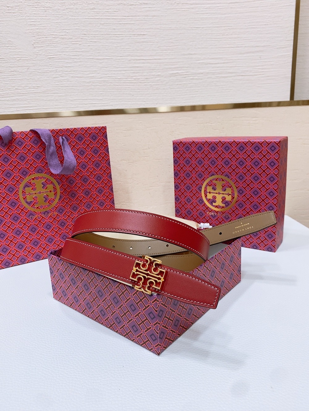 
TOPY BURCH  Miller 双面腰带，装饰标志性的双 T Logo，正反面以不同的颜色诠释，