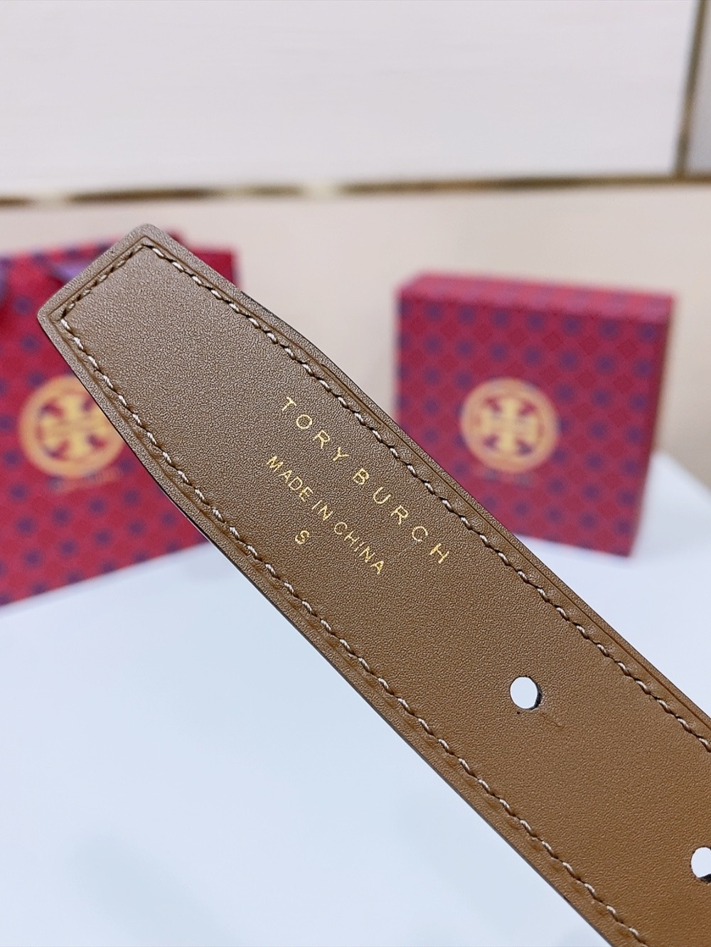 
TOPY BURCH  Miller 双面腰带，装饰标志性的双 T Logo，正反面以不同的颜色诠释，