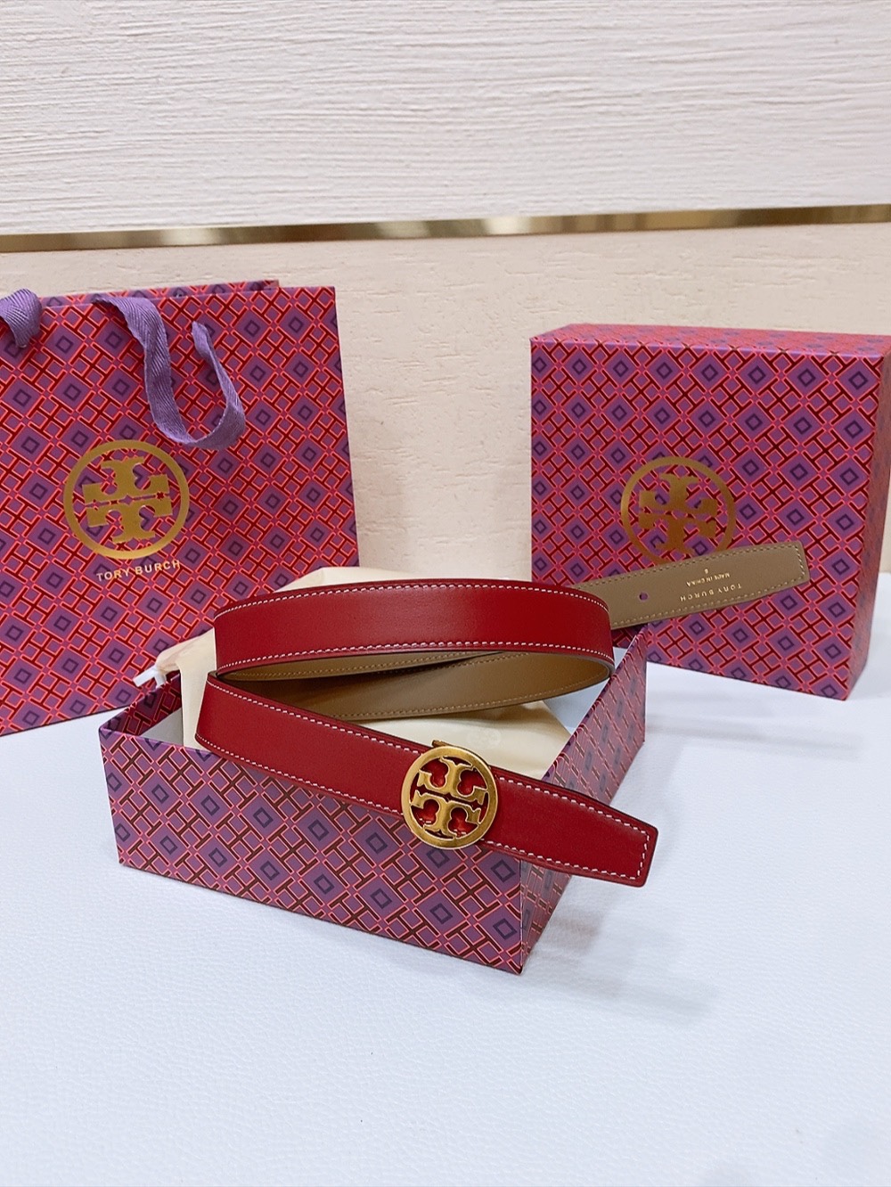 
TOPY BURCH  Miller 双面腰带，装饰标志性的双 T Logo，正反面以不同的颜色诠释，