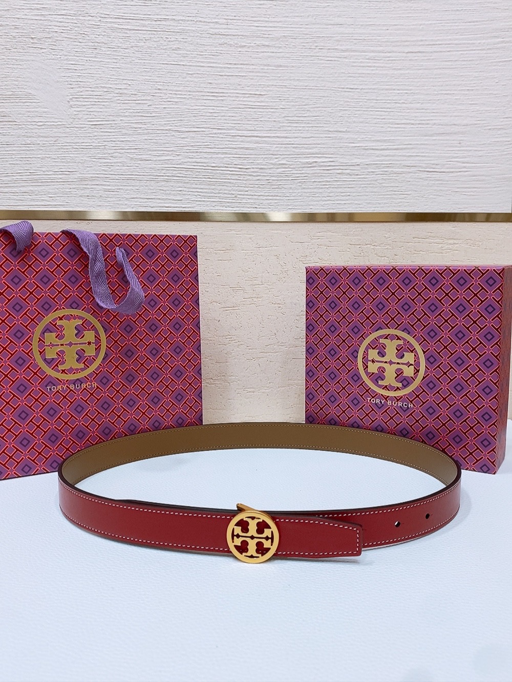 
TOPY BURCH  Miller 双面腰带，装饰标志性的双 T Logo，正反面以不同的颜色诠释，