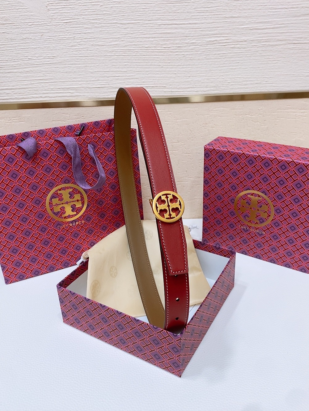 
TOPY BURCH  Miller 双面腰带，装饰标志性的双 T Logo，正反面以不同的颜色诠释，