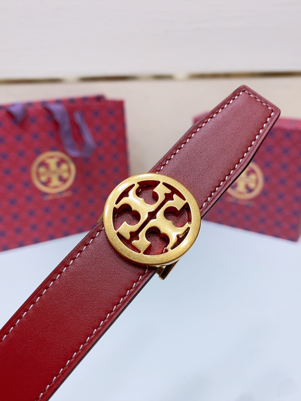 
TOPY BURCH  Miller 双面腰带，装饰标志性的双 T Logo，正反面以不同的颜色诠释，