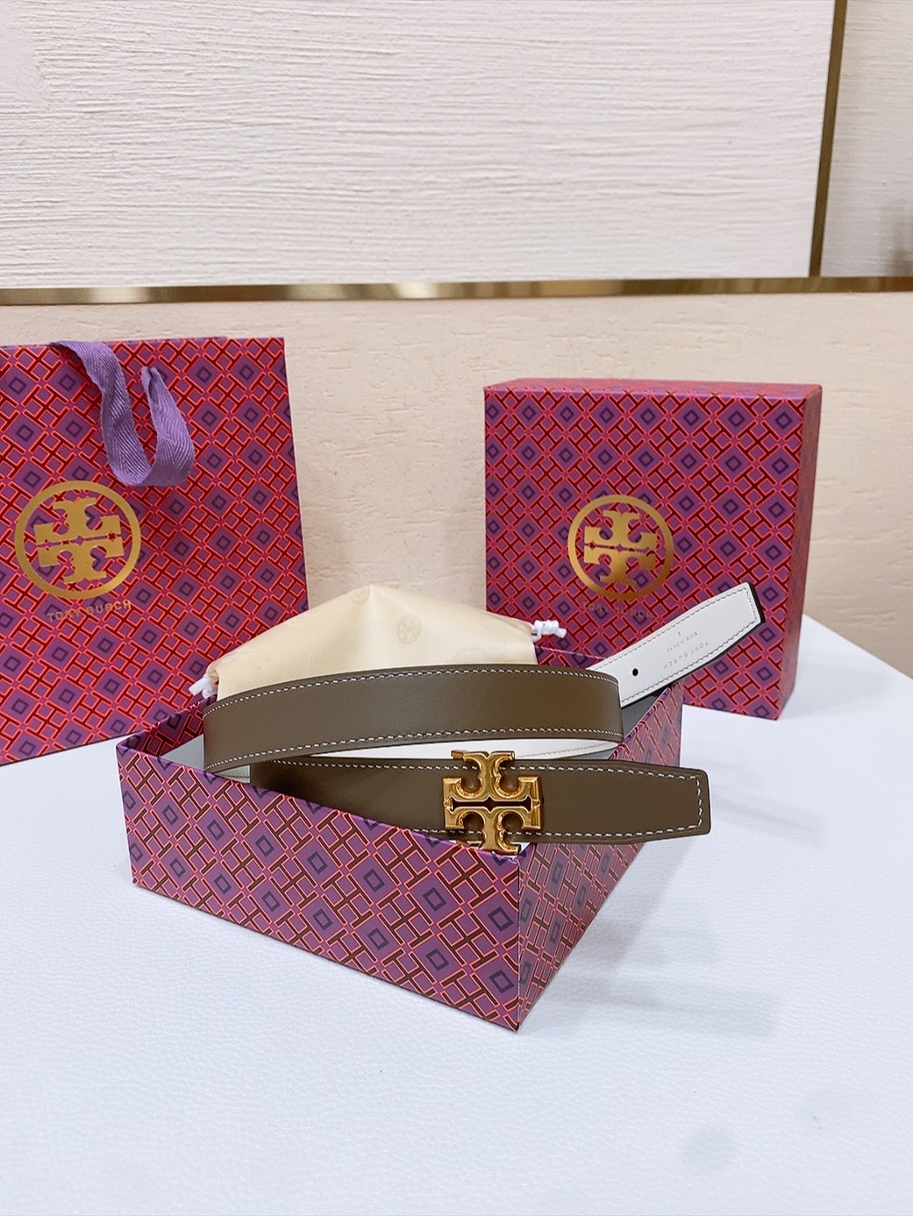 
TOPY BURCH  Miller 双面腰带，装饰标志性的双 T Logo，正反面以不同的颜色诠释，