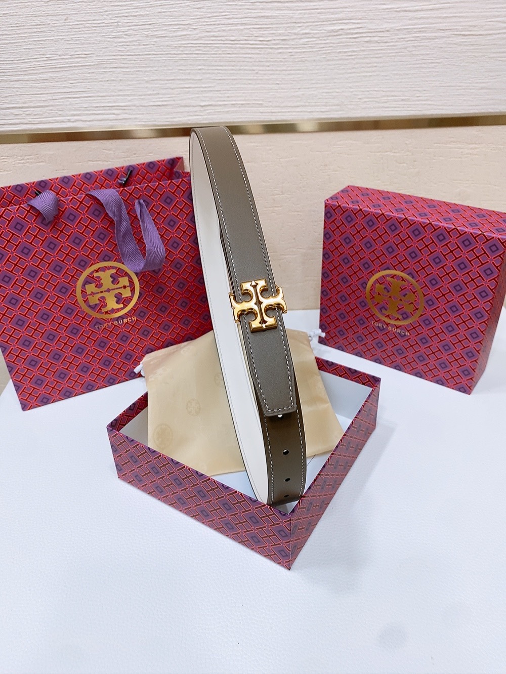 
TOPY BURCH  Miller 双面腰带，装饰标志性的双 T Logo，正反面以不同的颜色诠释，