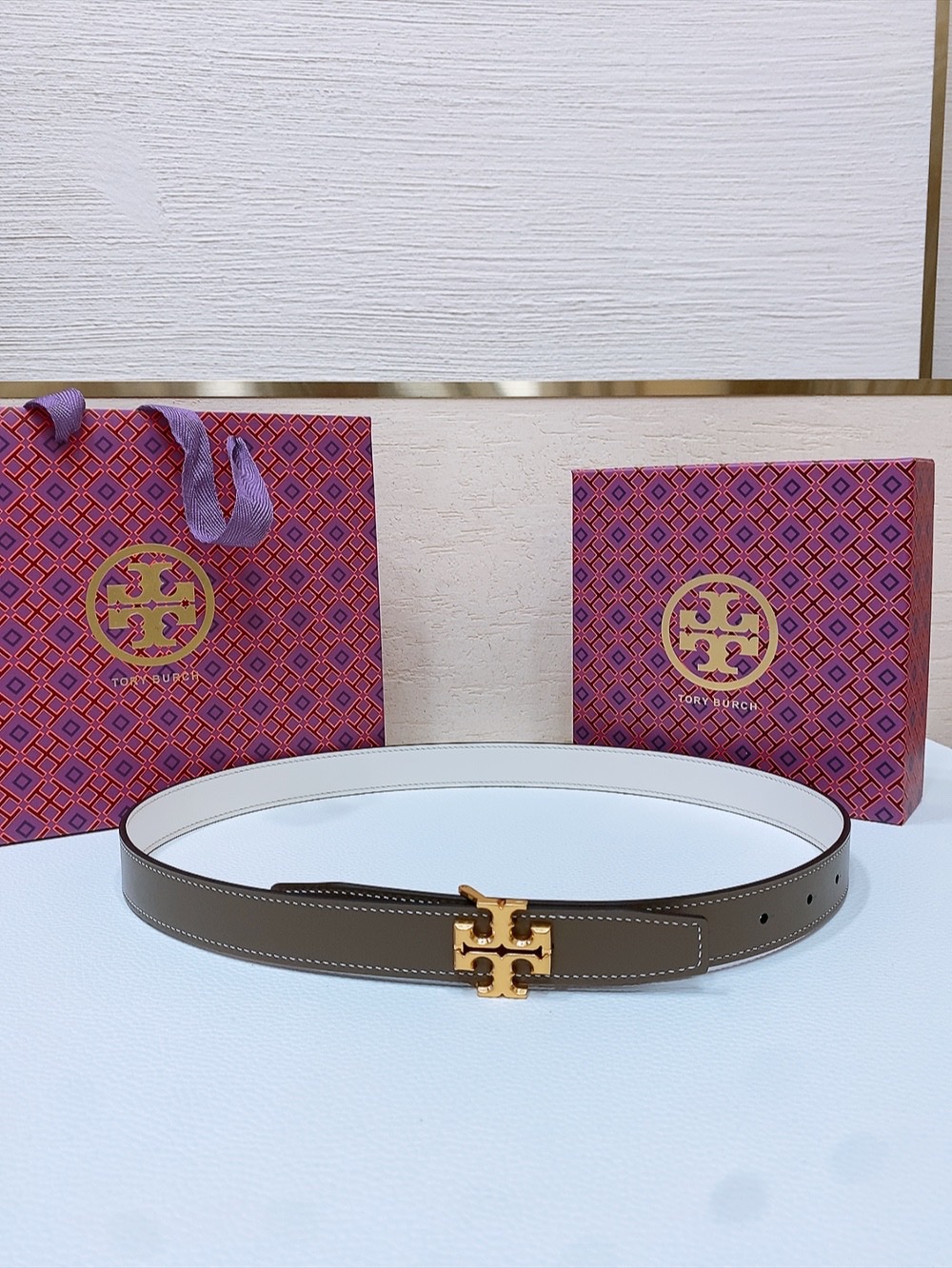 
TOPY BURCH  Miller 双面腰带，装饰标志性的双 T Logo，正反面以不同的颜色诠释，