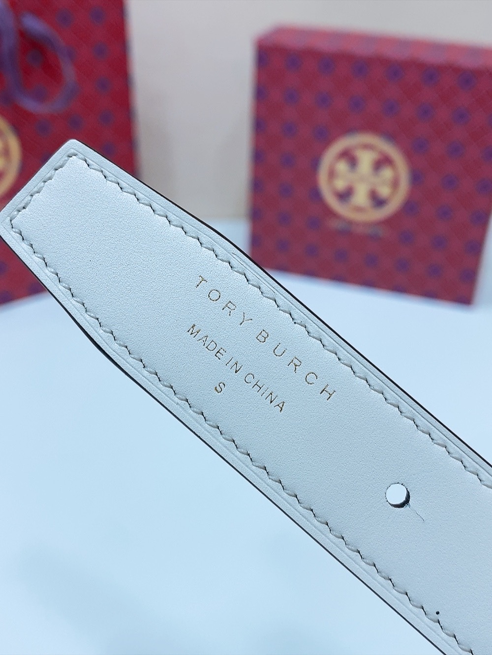 
TOPY BURCH  Miller 双面腰带，装饰标志性的双 T Logo，正反面以不同的颜色诠释，