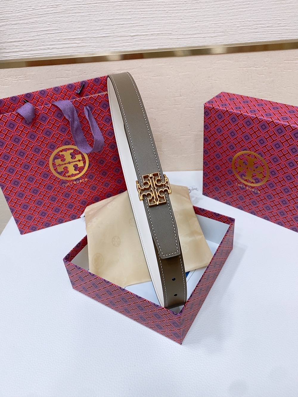 
TOPY BURCH  Miller 双面腰带，装饰标志性的双 T Logo，正反面以不同的颜色诠释，