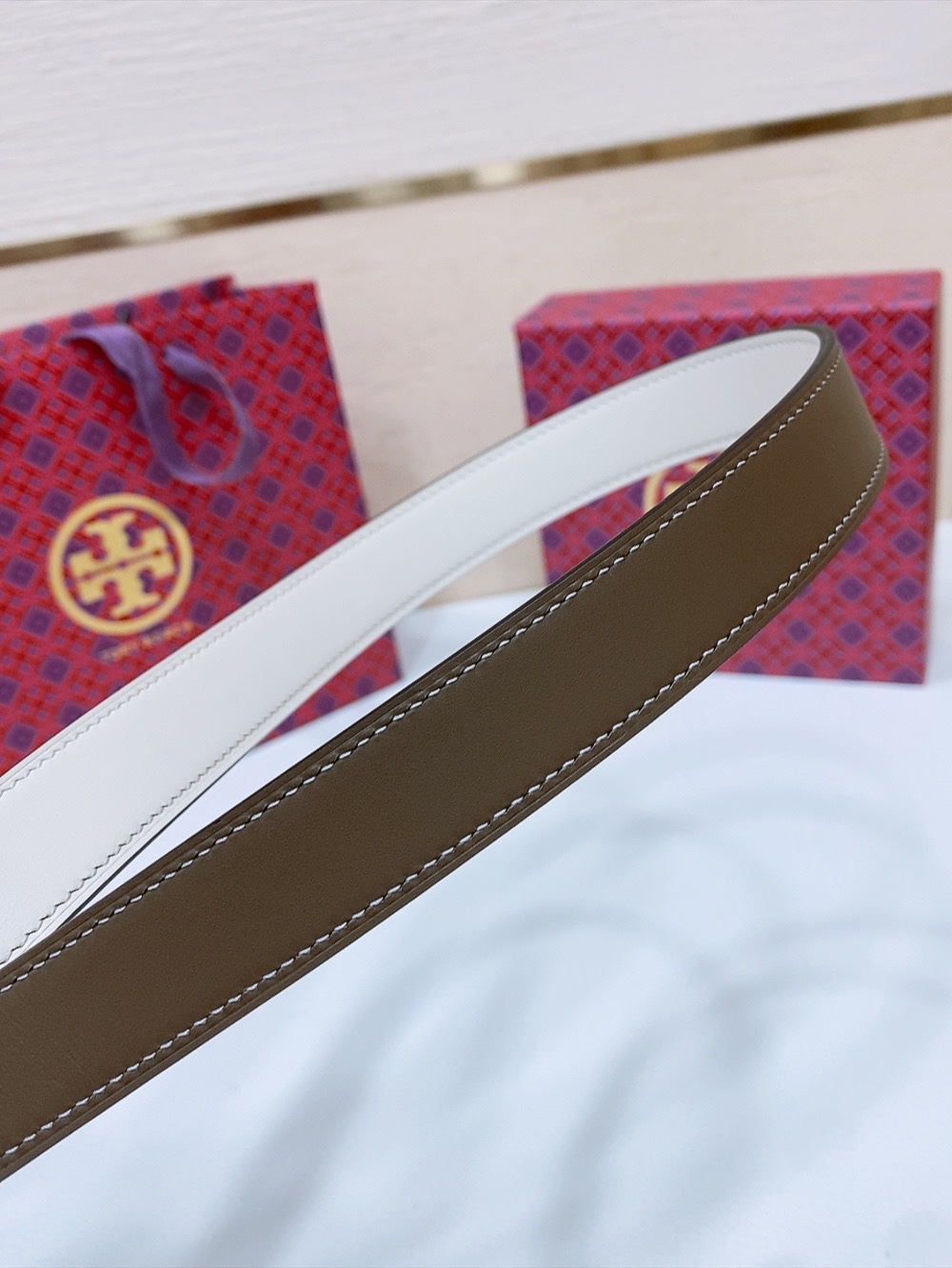 
TOPY BURCH  Miller 双面腰带，装饰标志性的双 T Logo，正反面以不同的颜色诠释，