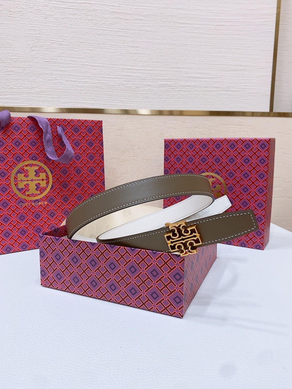 
TOPY BURCH  Miller 双面腰带，装饰标志性的双 T Logo，正反面以不同的颜色诠释，