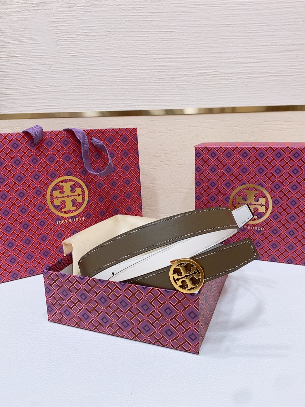 
TOPY BURCH  Miller 双面腰带，装饰标志性的双 T Logo，正反面以不同的颜色诠释，