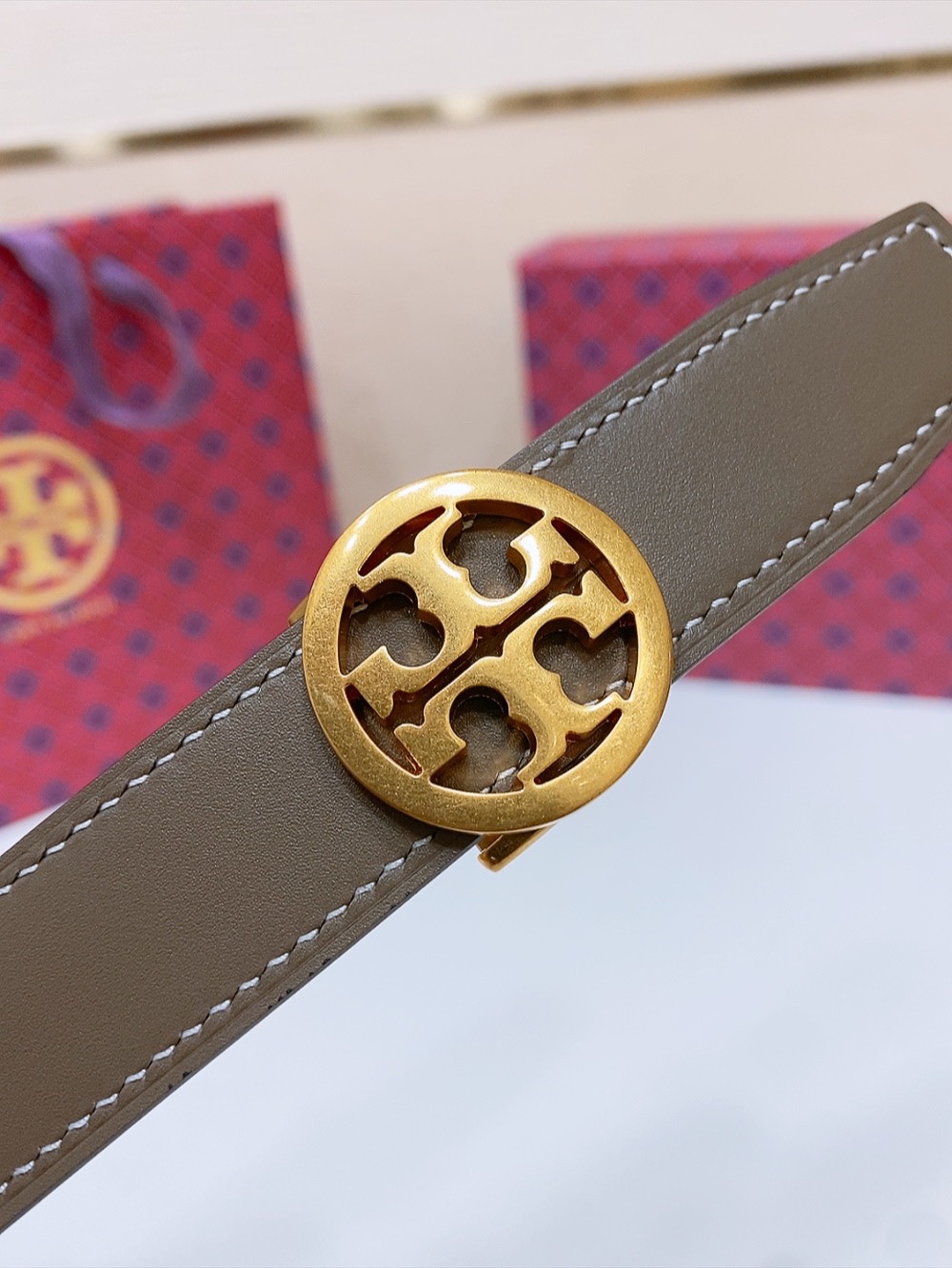 
TOPY BURCH  Miller 双面腰带，装饰标志性的双 T Logo，正反面以不同的颜色诠释，