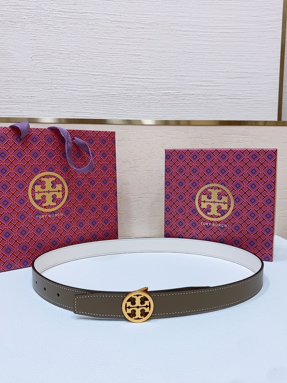 
TOPY BURCH  Miller 双面腰带，装饰标志性的双 T Logo，正反面以不同的颜色诠释，