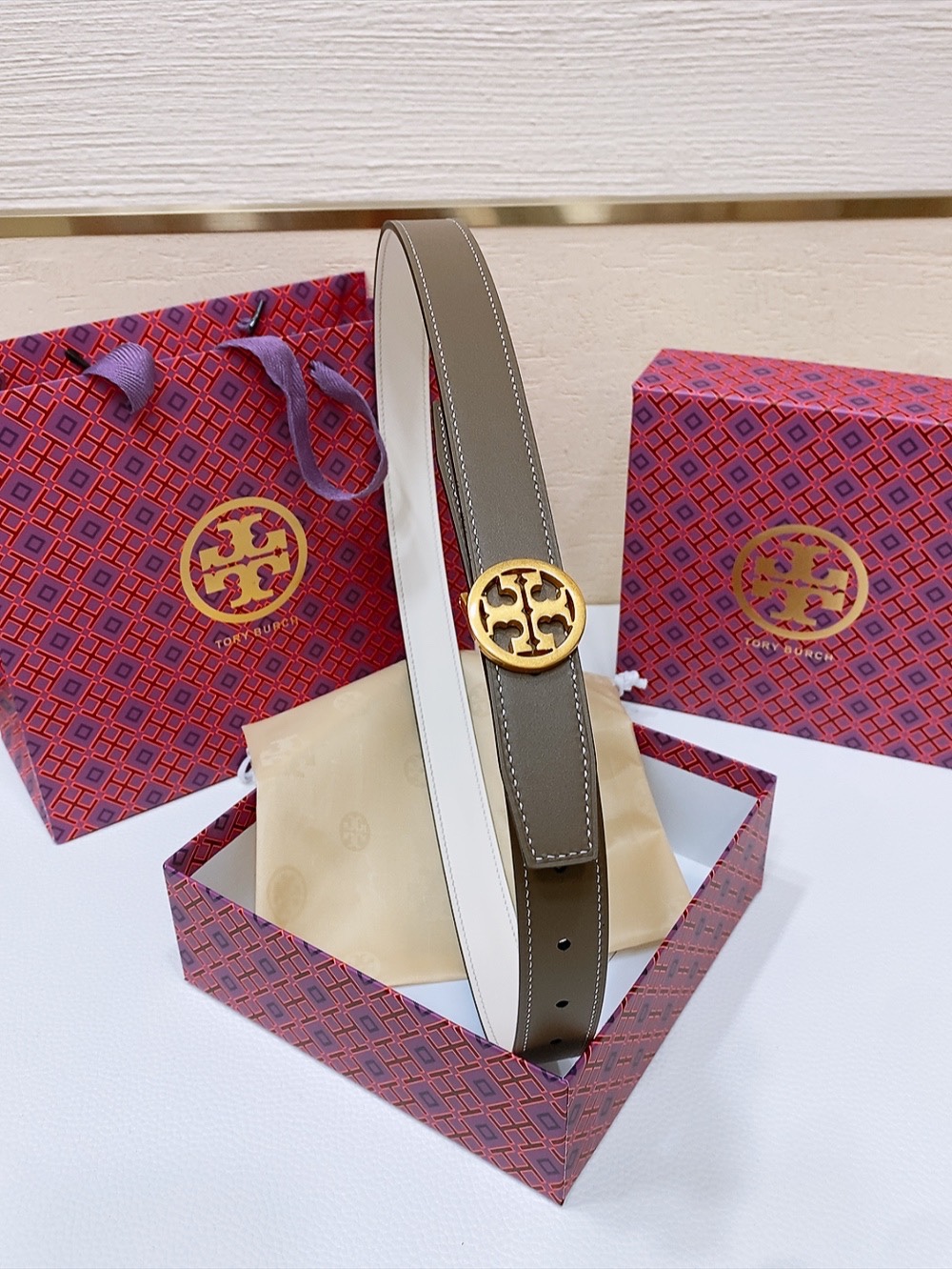 
TOPY BURCH  Miller 双面腰带，装饰标志性的双 T Logo，正反面以不同的颜色诠释，