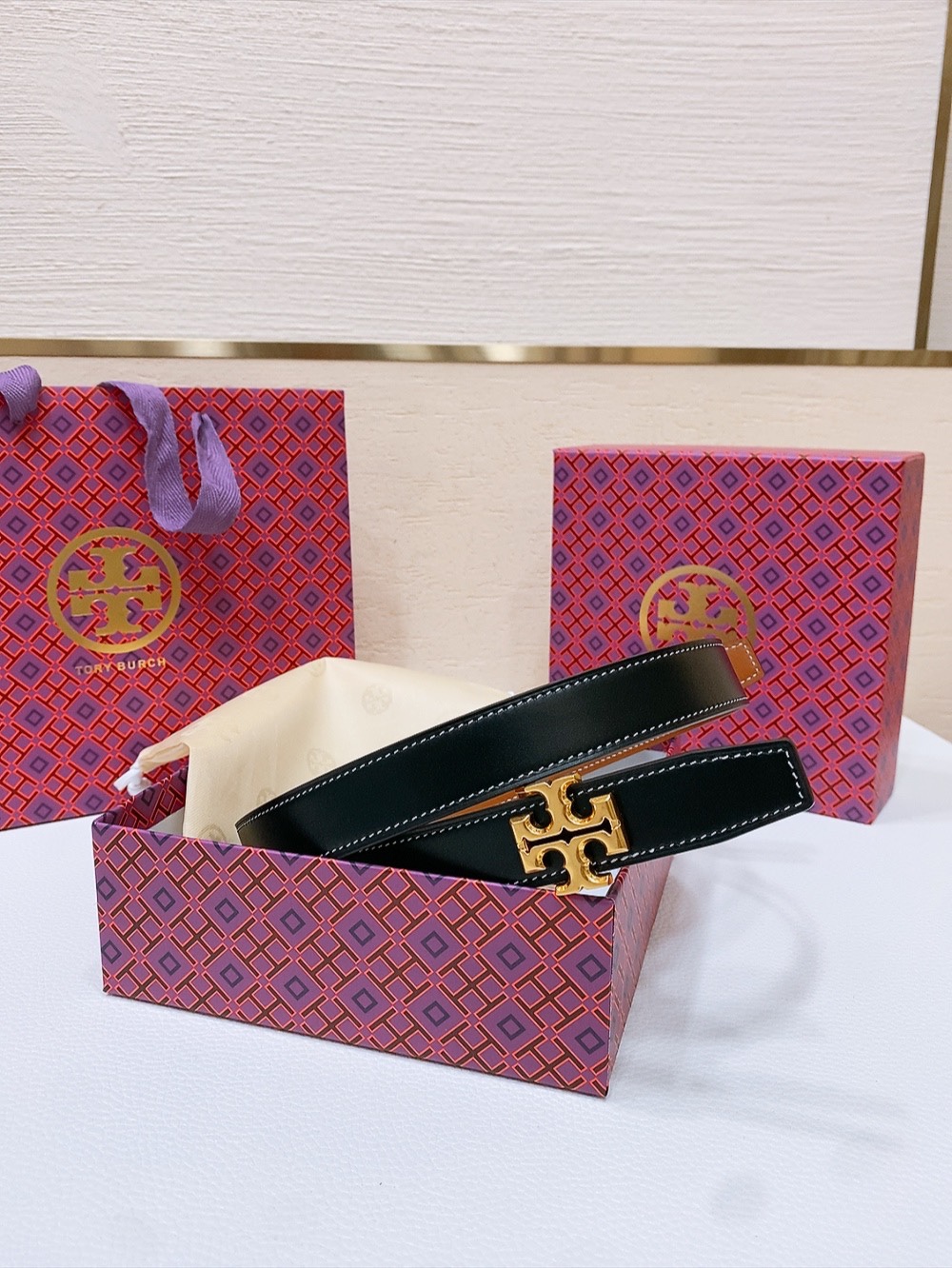 
TOPY BURCH  Miller 双面腰带，装饰标志性的双 T Logo，正反面以不同的颜色诠释，