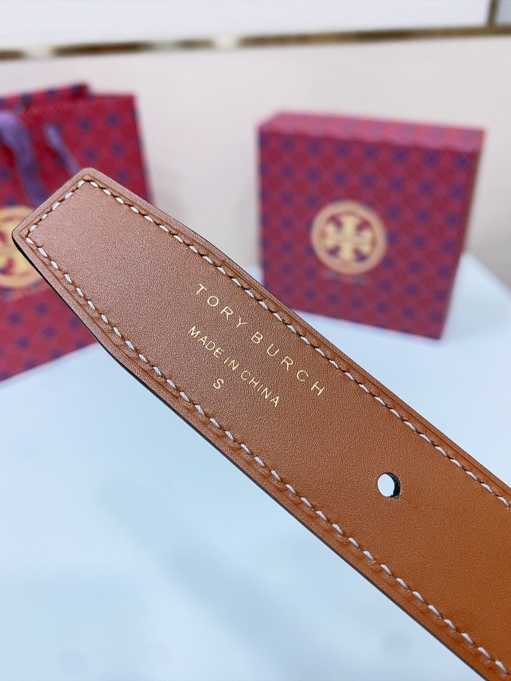 
TOPY BURCH  Miller 双面腰带，装饰标志性的双 T Logo，正反面以不同的颜色诠释，