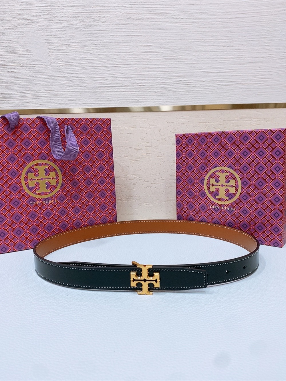 
TOPY BURCH  Miller 双面腰带，装饰标志性的双 T Logo，正反面以不同的颜色诠释，