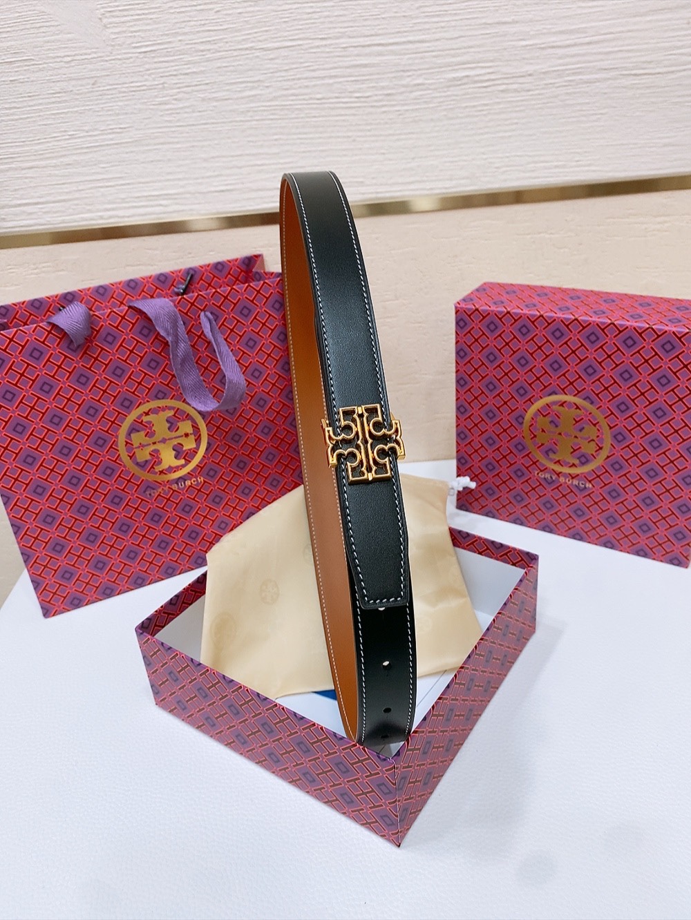 
TOPY BURCH  Miller 双面腰带，装饰标志性的双 T Logo，正反面以不同的颜色诠释，
