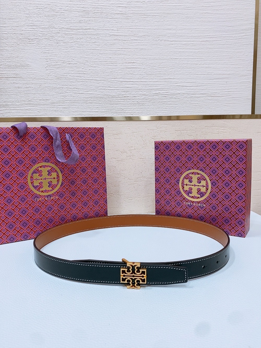 
TOPY BURCH  Miller 双面腰带，装饰标志性的双 T Logo，正反面以不同的颜色诠释，