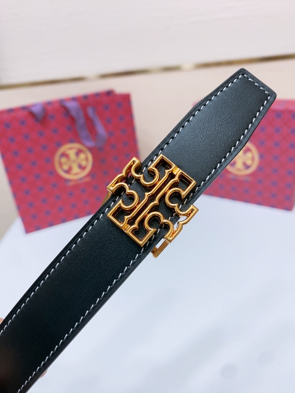 
TOPY BURCH  Miller 双面腰带，装饰标志性的双 T Logo，正反面以不同的颜色诠释，