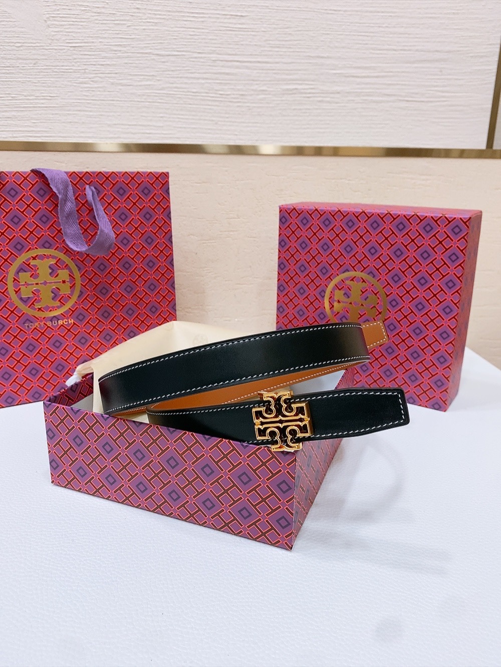 
TOPY BURCH  Miller 双面腰带，装饰标志性的双 T Logo，正反面以不同的颜色诠释，