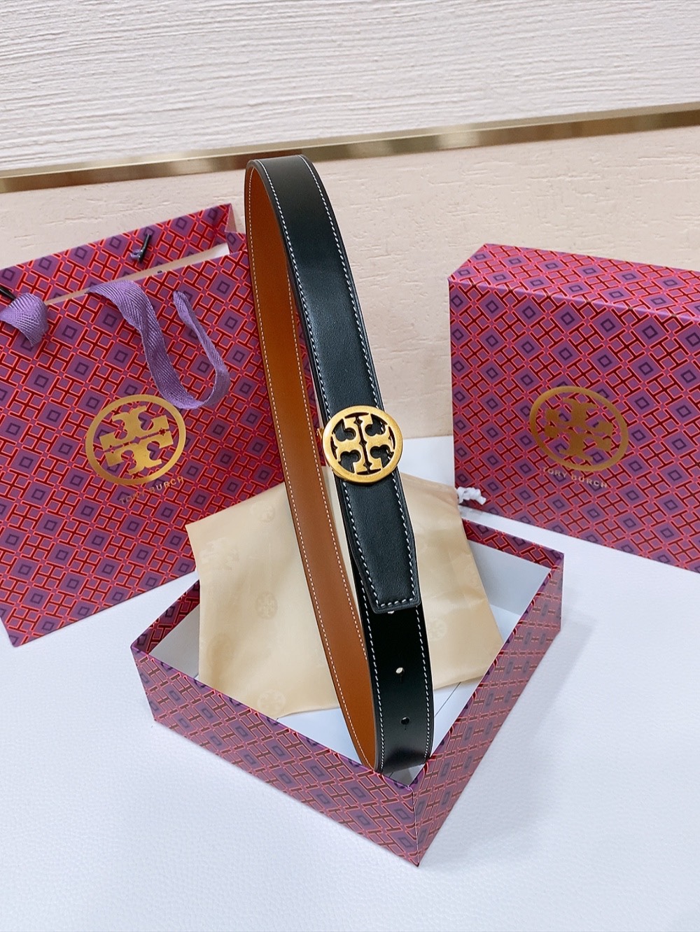 
TOPY BURCH  Miller 双面腰带，装饰标志性的双 T Logo，正反面以不同的颜色诠释，