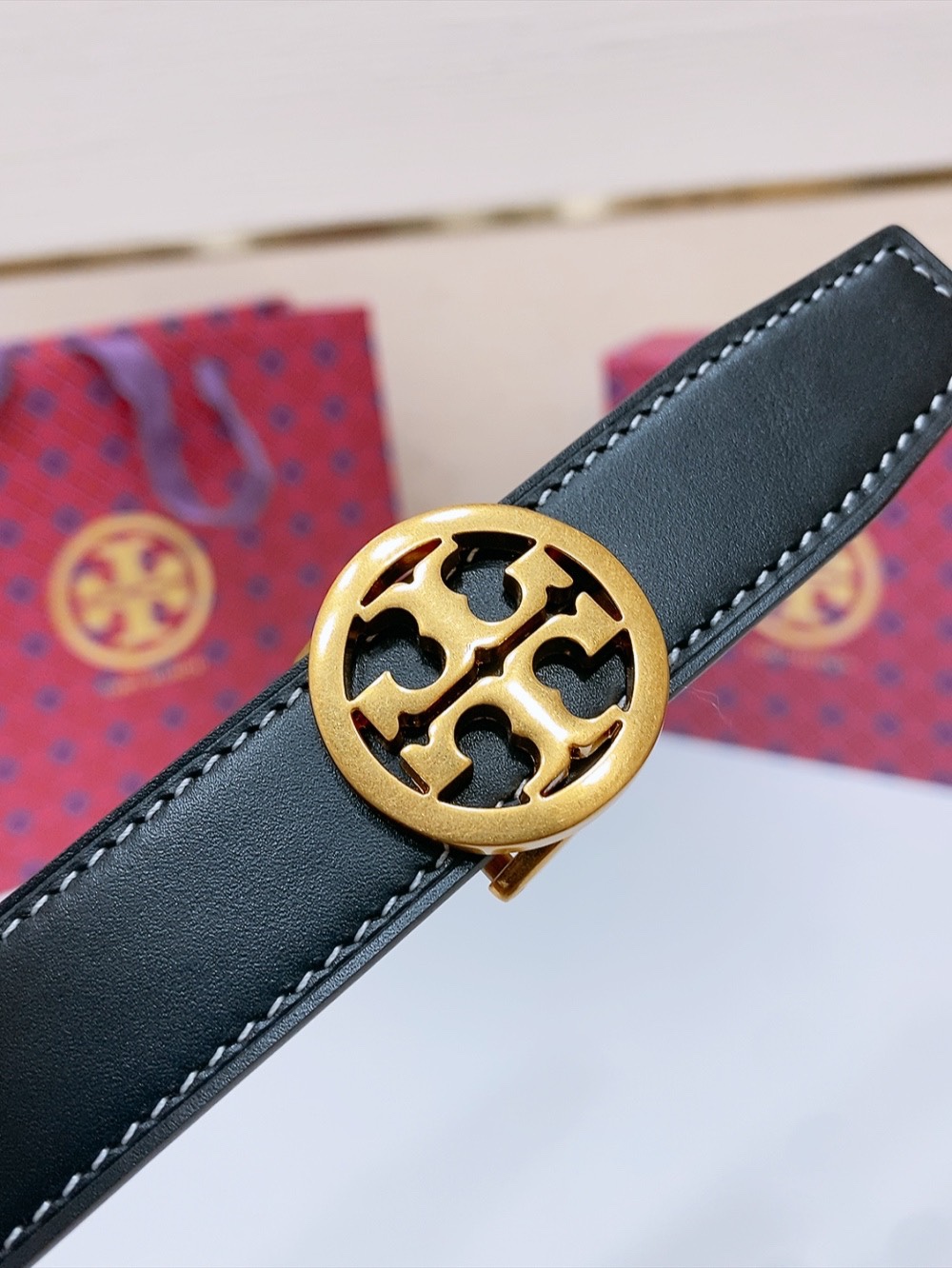 
TOPY BURCH  Miller 双面腰带，装饰标志性的双 T Logo，正反面以不同的颜色诠释，